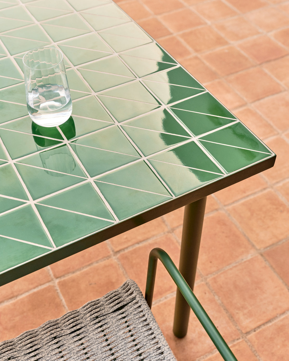 Outdoor-Tisch Maurina aus grün verzinktem Stahl und grünen Kacheln 223 x 101 cm in Grün, Dunkelgrün präsentiert im Onlineshop von KAQTU Design AG. Gartentisch ist von Kave Home