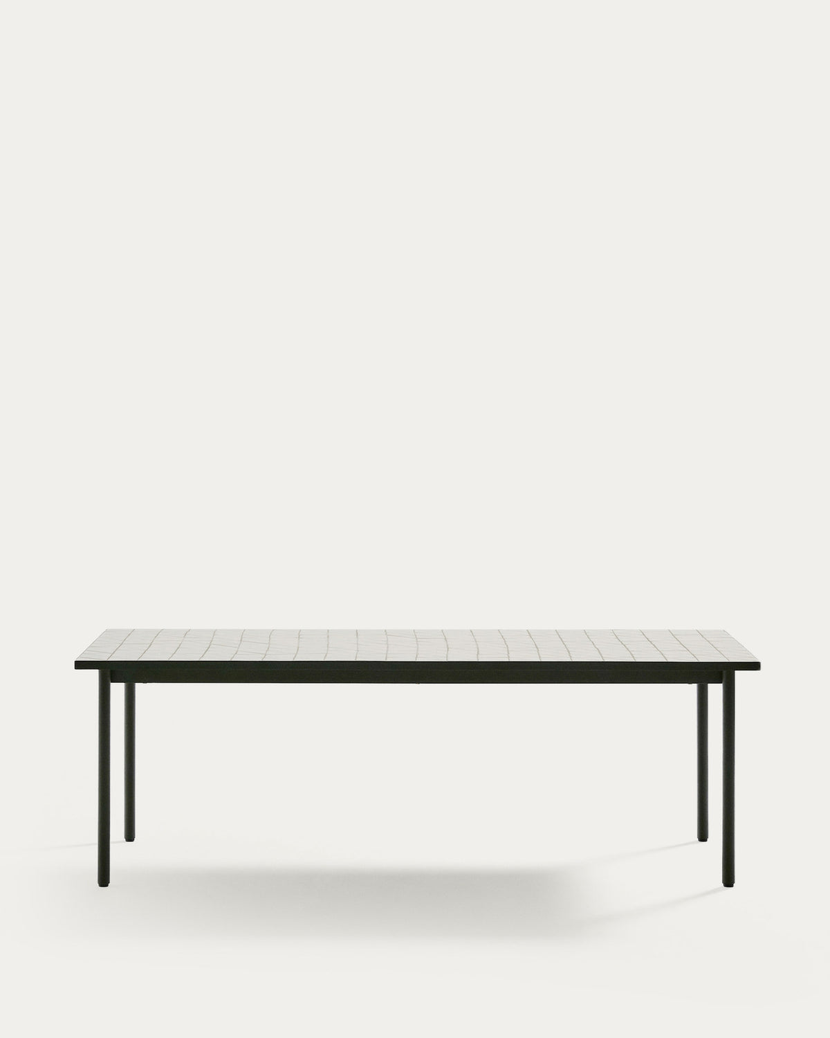 Outdoor-Tisch Maurina aus grün verzinktem Stahl mit Kacheln in der Farbe Écru 223 x 101 cm in Dunkelgrün, Ecru präsentiert im Onlineshop von KAQTU Design AG. Gartentisch ist von Kave Home