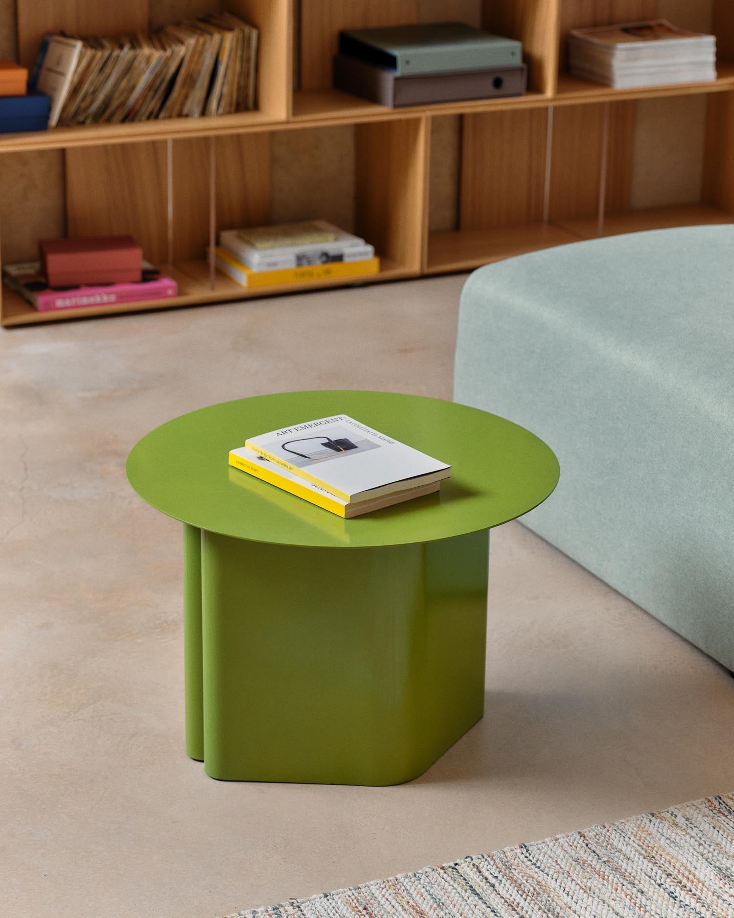 Entdecken Sie den eleganten Beistelltisch Arvin von Kave Home. Aus robustem Eisen in Grün, Ø 55 cm, vereint er Stil und Funktionalität.