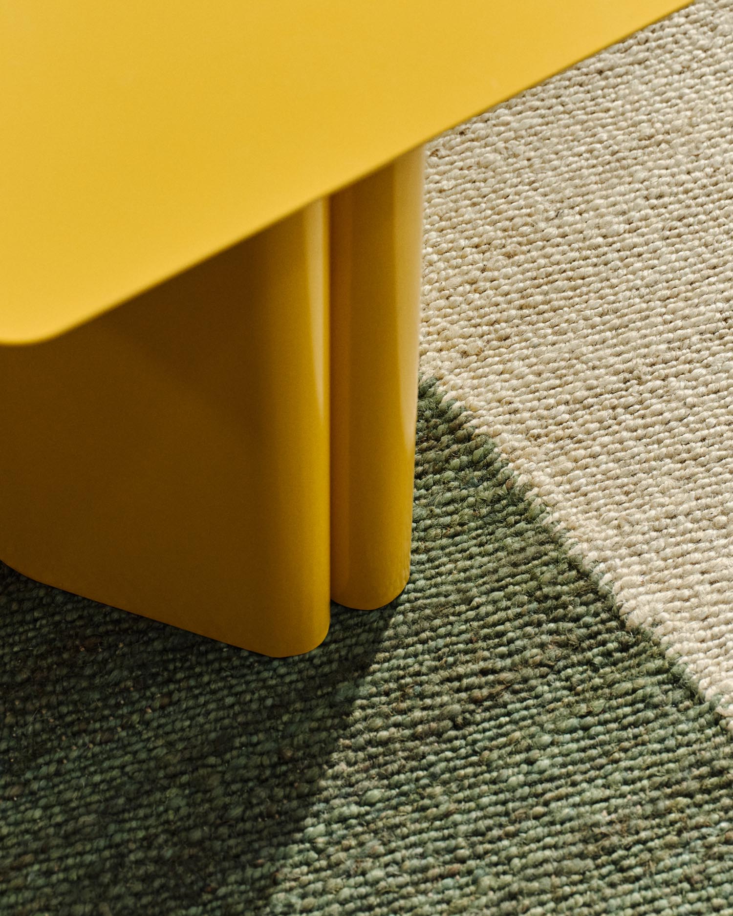 Setzen Sie Akzente mit dem Beistelltisch Arvin von Kave Home. Der 42 x 42 cm große, gelbe Tisch aus Eisen vereint minimalistisches Design und Funktionalität.