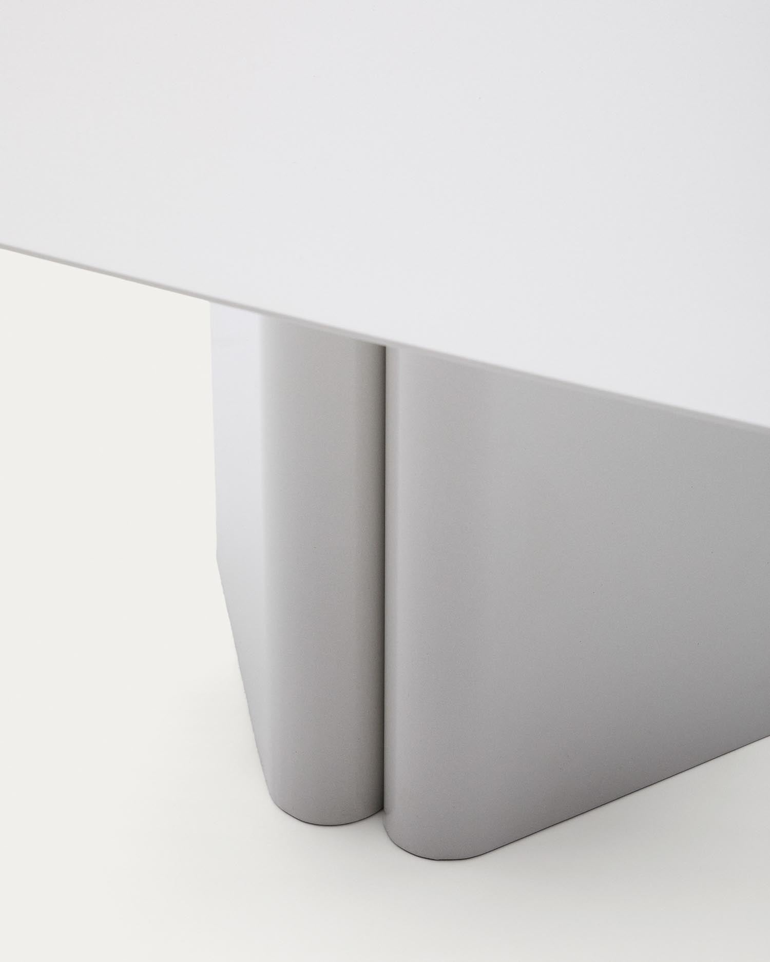 Entdecken Sie den eleganten Couchtisch Arvin aus robustem grauem Eisen (70 x 52 cm) von Kave Home – ein stilvolles Highlight für Ihr modernes Zuhause.