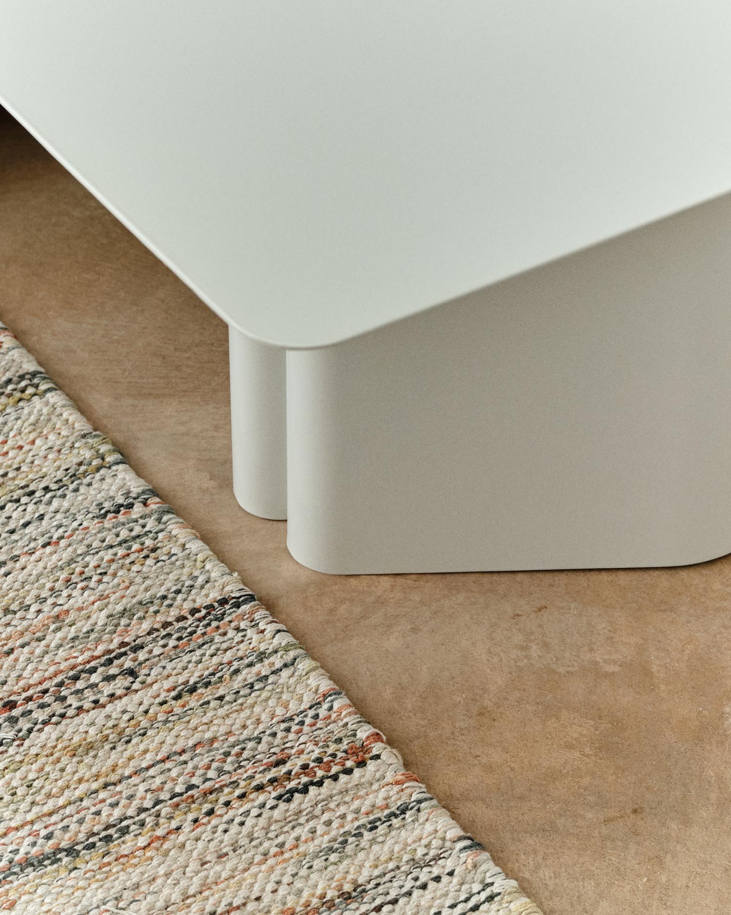 Erleben Sie den Couchtisch Arvin aus hochwertigem grauem Eisen (70 x 52 cm) von Kave Home – minimalistisches Design trifft auf zeitlose Eleganz.