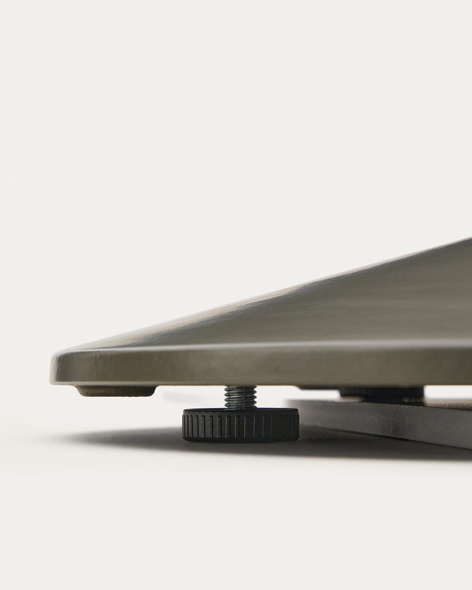 Entdecken Sie das stilvolle Beistelltischbein Esilda von Kave Home. Mit robuster Stahlbasis und eleganter grüner Lackierung ist es ideal für den Außenbereich.