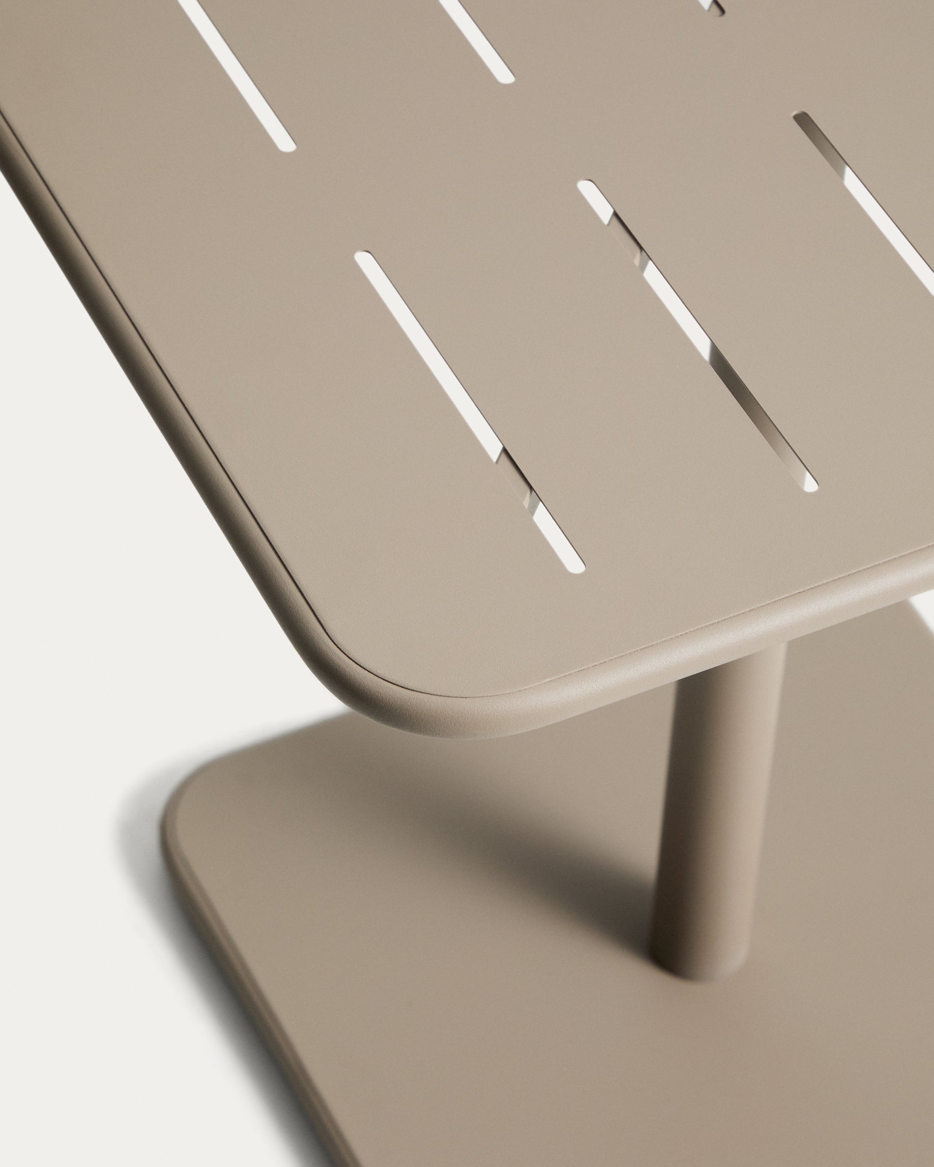 Stylischer Outdoor-Tisch Brai in taupe, gefertigt aus robustem verzinktem Stahl, ideal für Garten und Terrasse, Maße 70 x 70 cm.