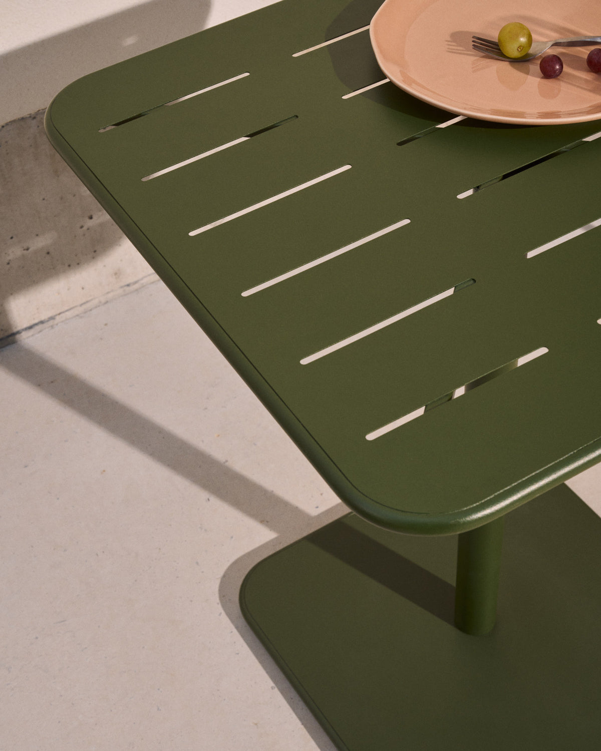 Outdoor-Tisch Brai aus grün verzinktem Stahl 70 x 70 cm in Dunkelgrün präsentiert im Onlineshop von KAQTU Design AG. Gartentisch ist von Kave Home