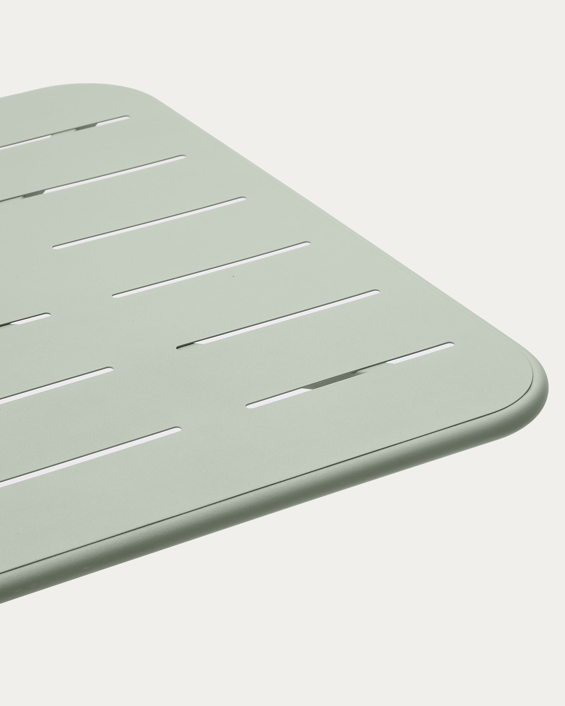 Eleganter Outdoor-Tisch Brai aus wetterfestem, türkis verzinktem Stahl, ideal für kleine Räume und gesellige Stunden im Freien.