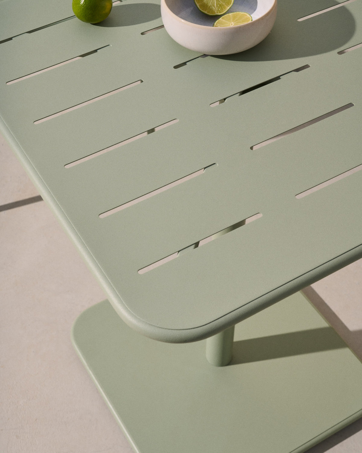 Outdoor-Tisch Brai aus türkis verzinktem Stahl 70 x 70 cm in Hellgrün, Blau präsentiert im Onlineshop von KAQTU Design AG. Gartentisch ist von Kave Home