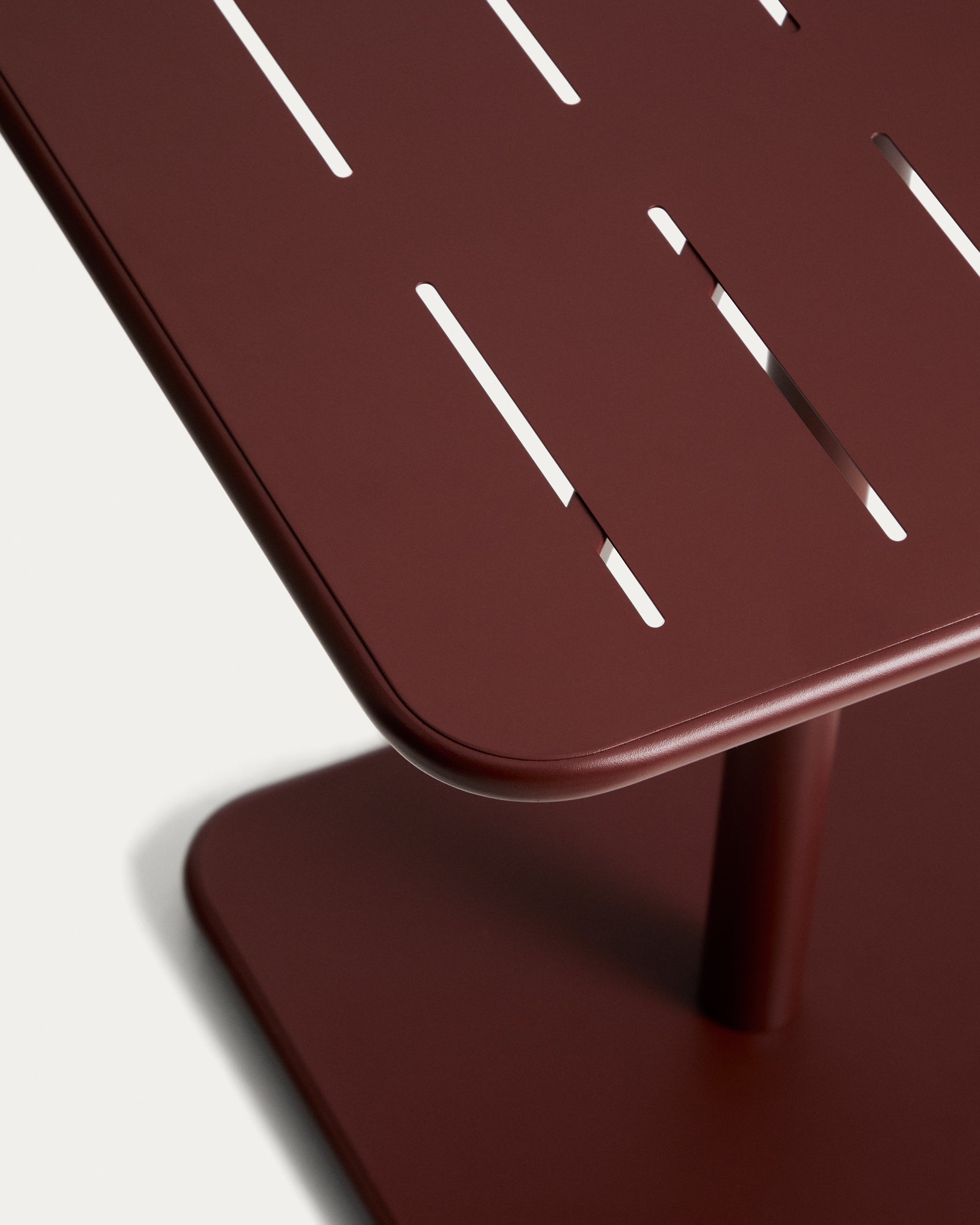 Outdoor-Tisch Brai aus granatrot verzinktem Stahl, 70 x 70 cm in präsentiert im Onlineshop von KAQTU Design AG. Gartentisch ist von Kave Home