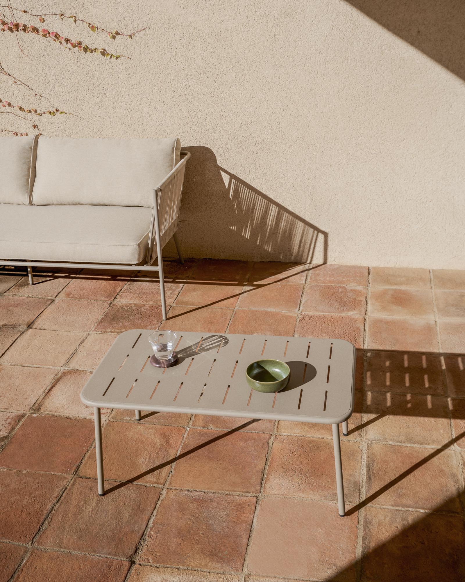 Eleganter Outdoor-Tisch Zivia in taupe, gefertigt aus verzinktem Stahl, ideal für Garten und Terrasse, Maße 90 x 50 cm.