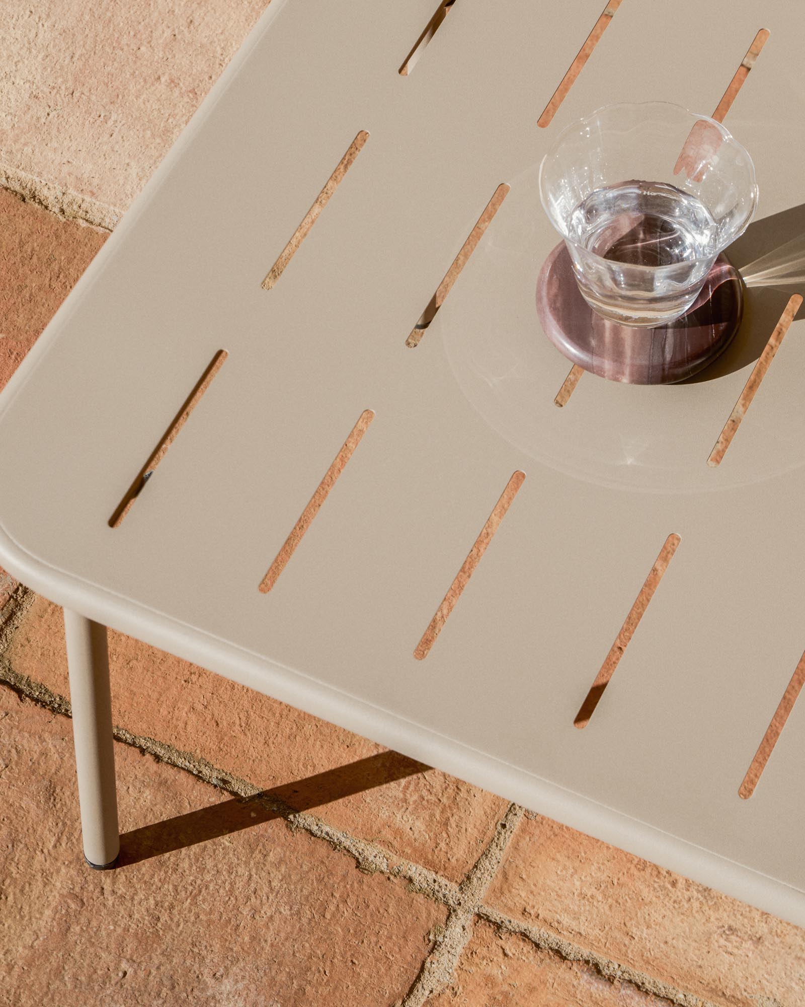 Stylischer Gartentisch Zivia in taupe, aus robustem verzinktem Stahl, perfekt für entspannte Stunden im Freien, Maße 90 x 50 cm.