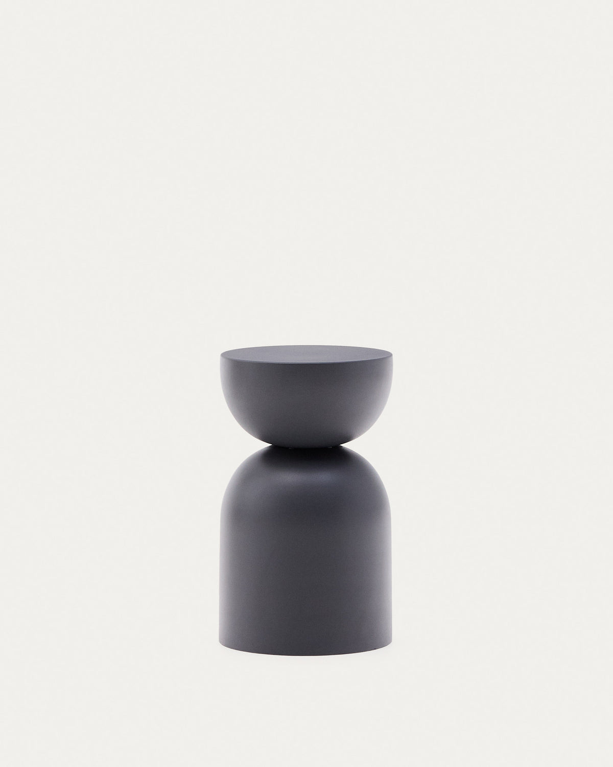 Beistelltisch Rachell aus Metall mit lackierter Oberfläche in Grau Ø30 cm in Grau präsentiert im Onlineshop von KAQTU Design AG. Beistelltisch ist von Kave Home