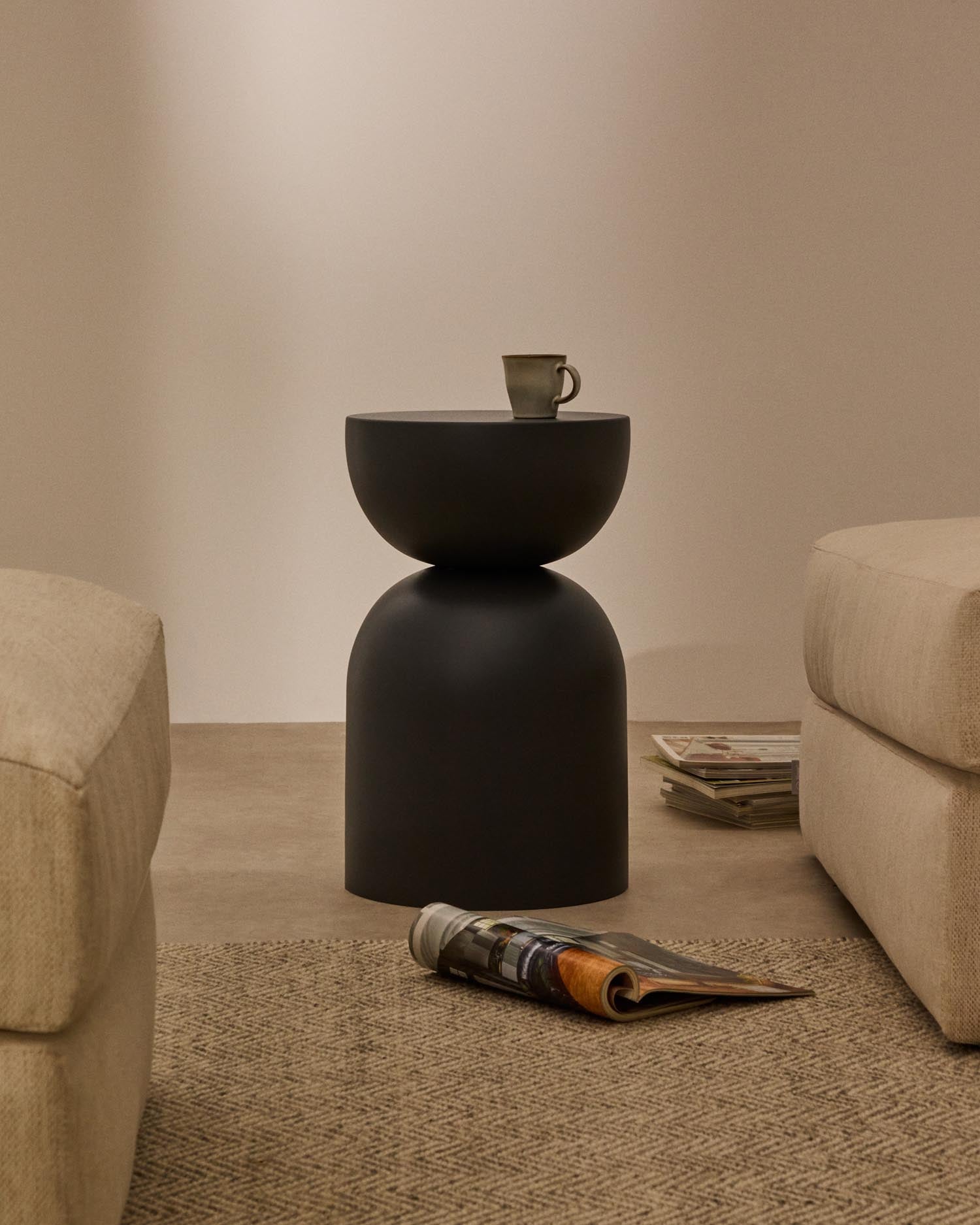 Entdecken Sie den eleganten Beistelltisch Rachell von Kave Home. Mit seinem grauen, lackierten Metall und kompakten Ø30 cm ist er ideal für jedes moderne Zuhause.