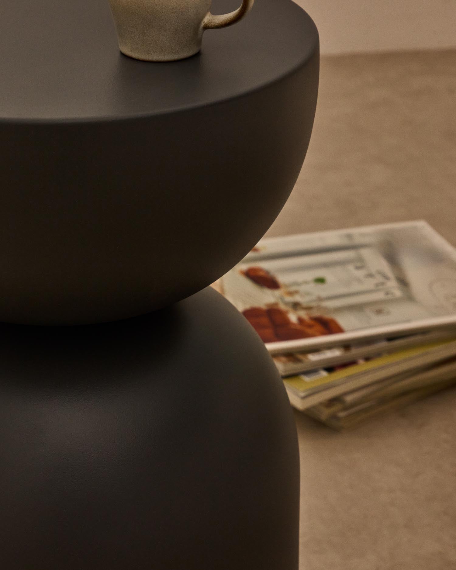 Der Beistelltisch Rachell von Kave Home vereint modernes Design und Funktionalität. Mit seiner grauen, lackierten Metalloberfläche und kompakten Ø30 cm ist er vielseitig einsetzbar.