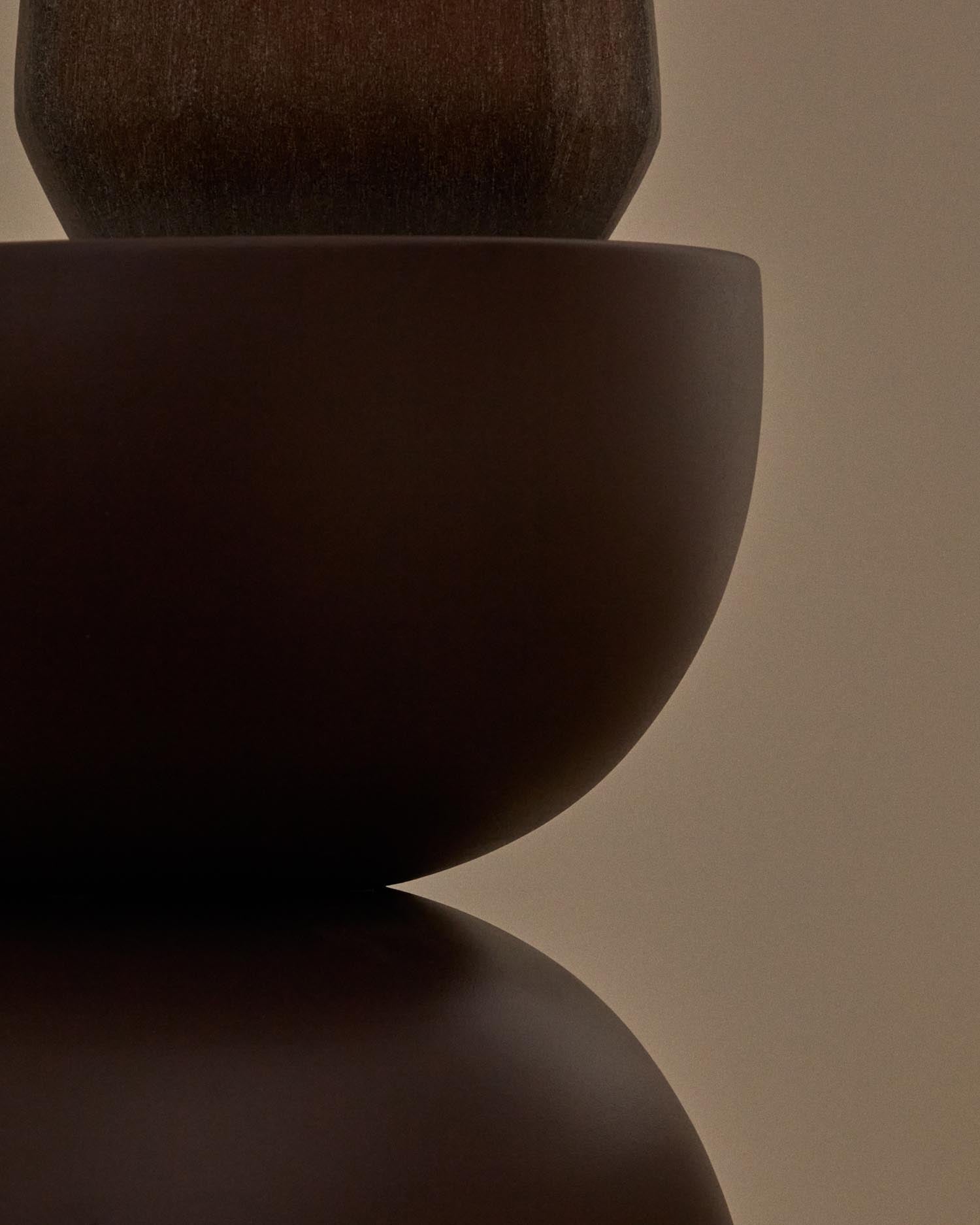 Erleben Sie den Beistelltisch Rachell aus lackiertem Metall in Dunkellila. Stilvoll, robust und vielseitig – ein Highlight für jedes Interieur.