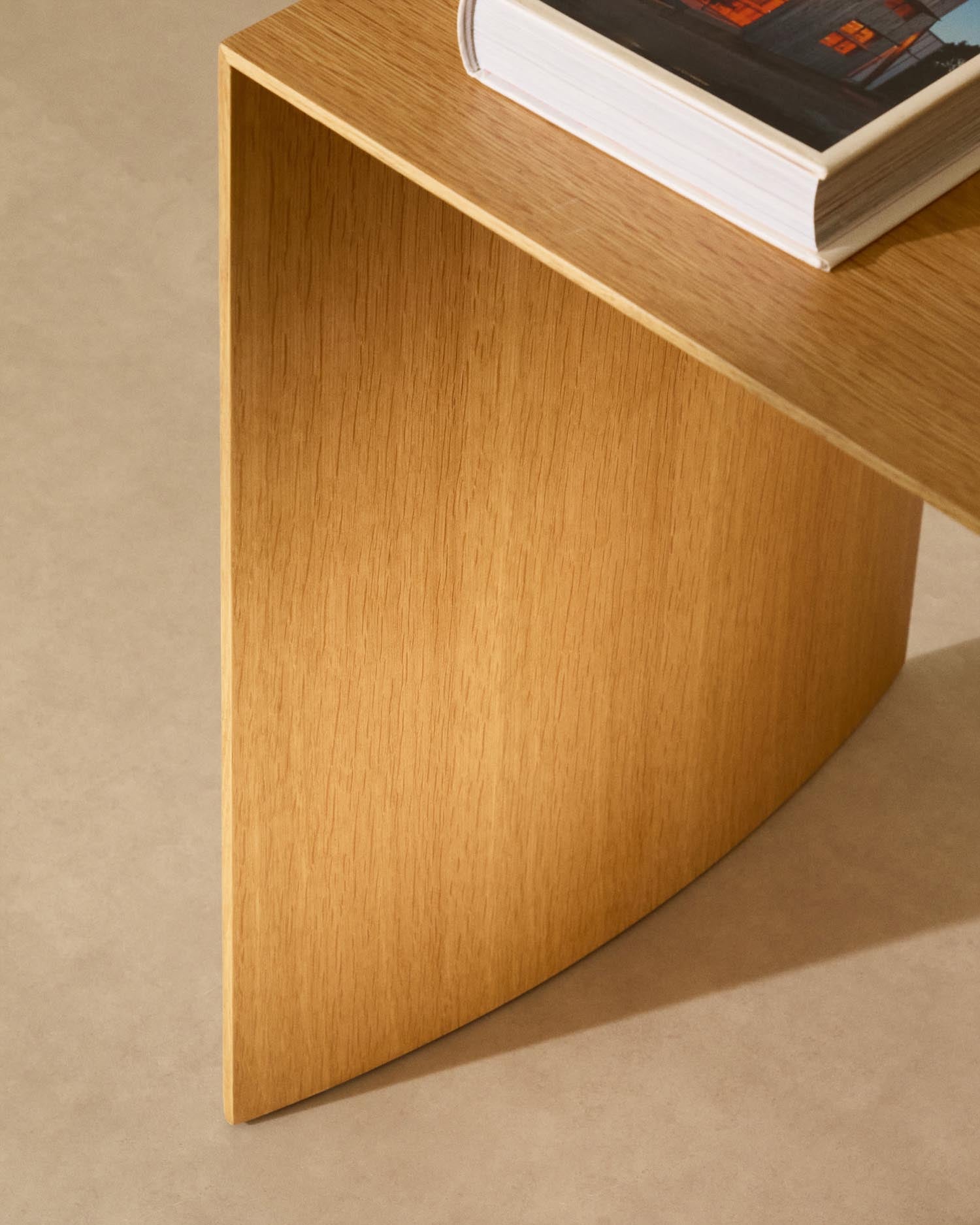 Moderner Couchtisch Litto aus Eichenfurnier, naturfarben, 90x45 cm, von Kave Home. Stilvoll und funktional für Ihr Wohnzimmer.