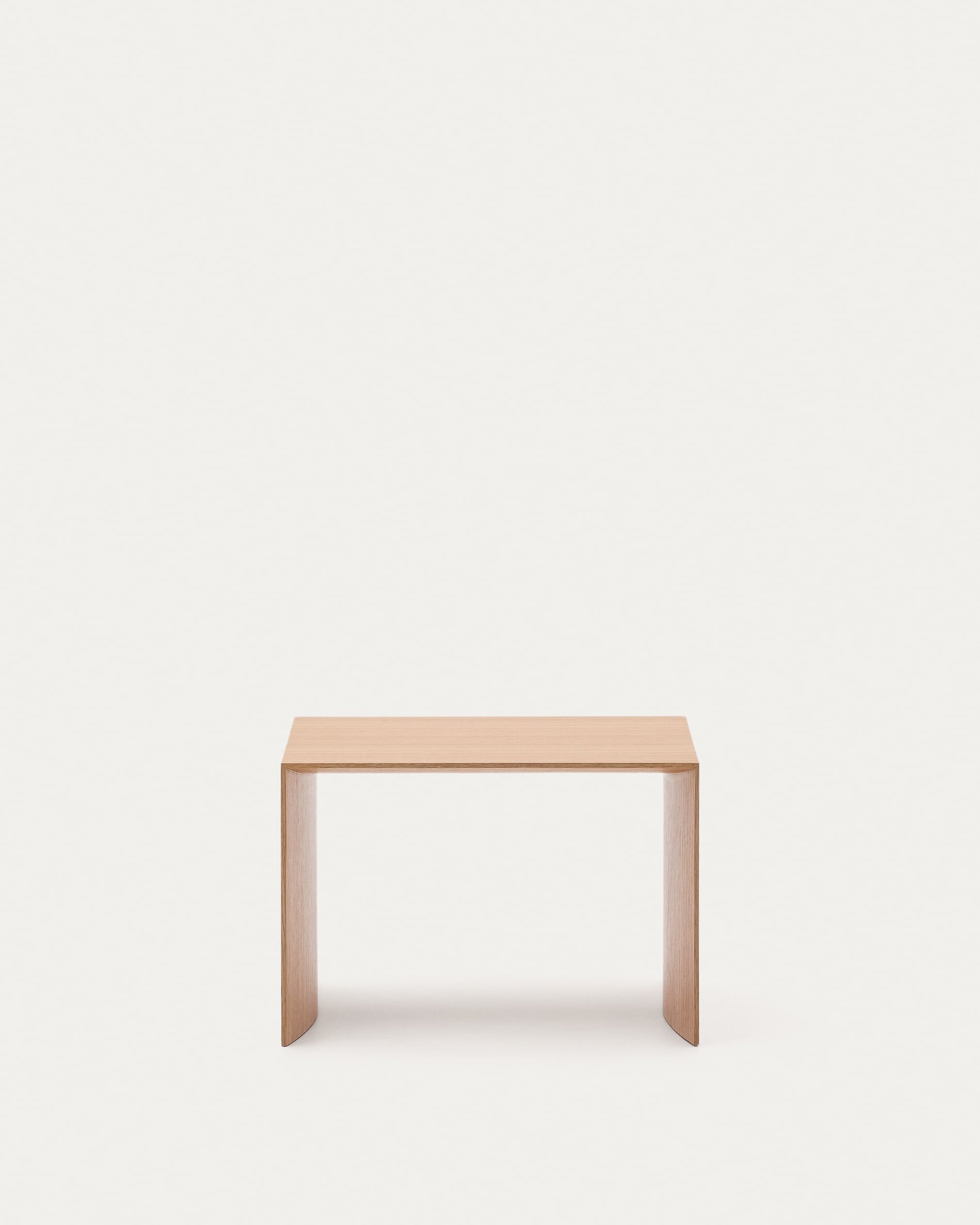 Eleganter Beistelltisch Litto aus Eichenfurnier, naturfarben, 55x40 cm. Zeitloses Design, nachhaltig und vielseitig einsetzbar.