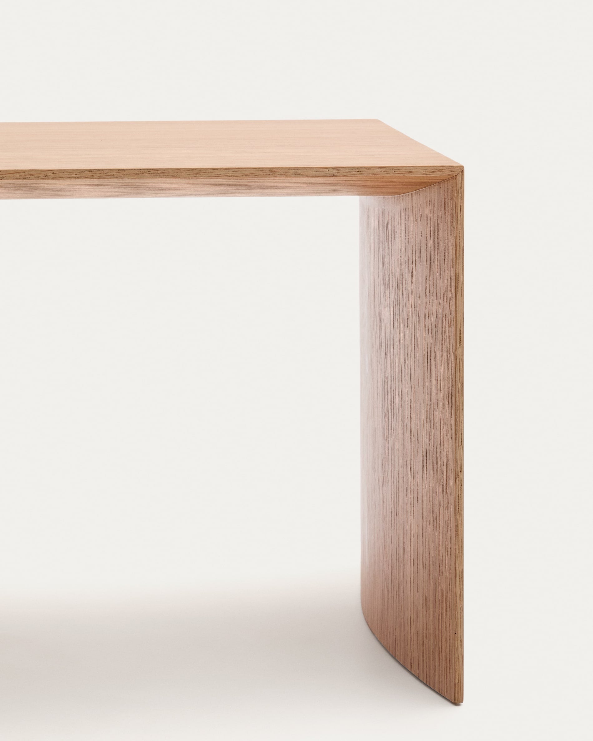 Stilvoller Beistelltisch Litto aus Eichenfurnier, 55 x 40 cm. Perfekt für jedes Wohnambiente, vereint Funktionalität und Eleganz.