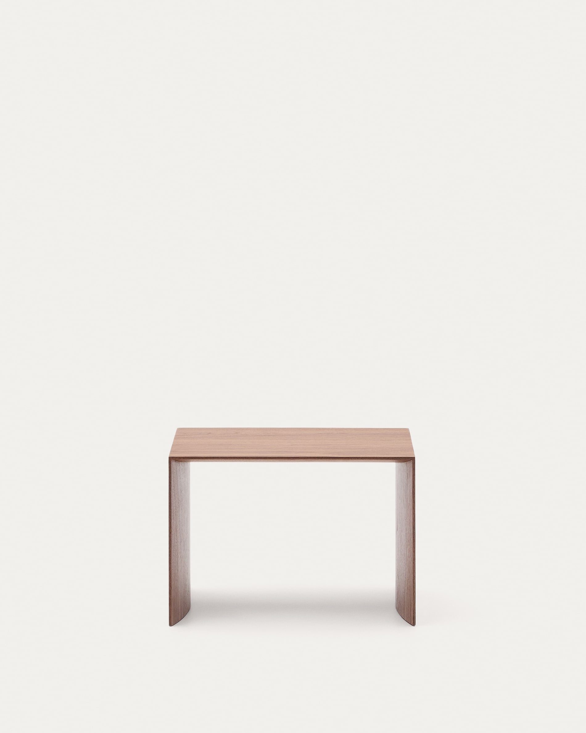 Eleganter Beistelltisch Litto aus Walnussfurnier, 55x40 cm, naturfarbenes Finish, vielseitig und stilvoll für jeden Raum.