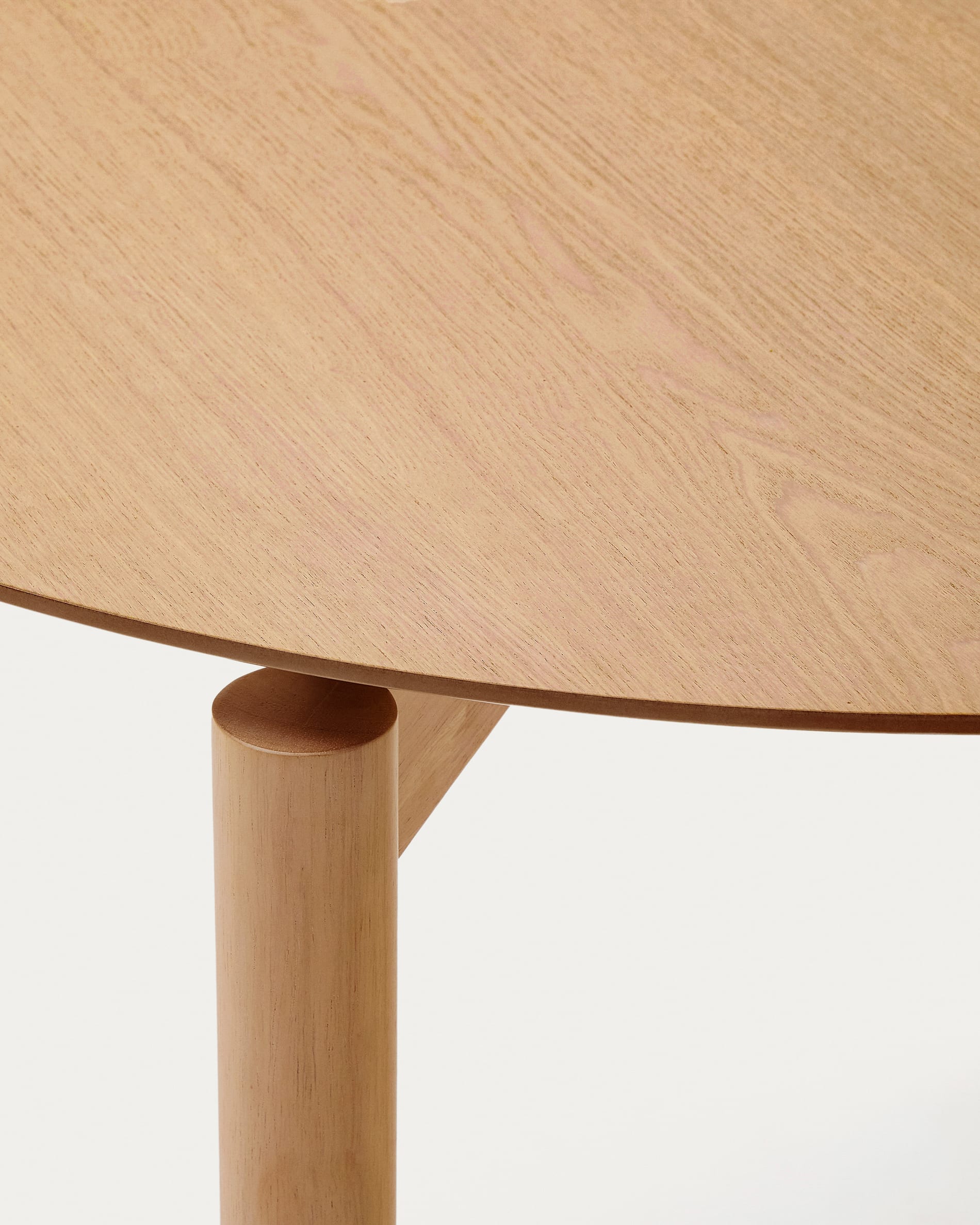 Stilvoller runder Tisch Indara von Kave Home, Ø 100 cm, aus langlebigem Eschefurnier und massivem Kautschukholz, ideal für gemütliche Zusammenkünfte.