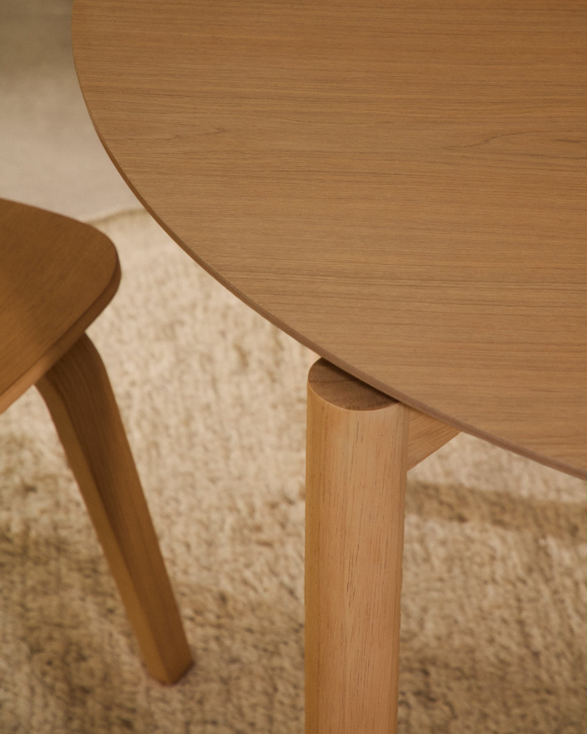 Runder Esstisch Indara aus Eschefurnier und massivem Kautschukholz, naturfarben, Ø100 cm, stilvoll und ideal für moderne Wohnräume.