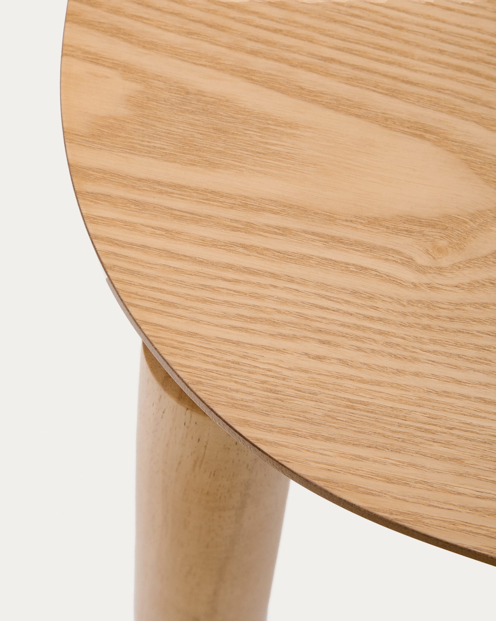 Entdecken Sie den stilvollen quadratischen Tisch Indara von Kave Home, gefertigt aus langlebigem Eschefurnier und robustem Kautschukholz. Ideal für gesellige Essmomente.