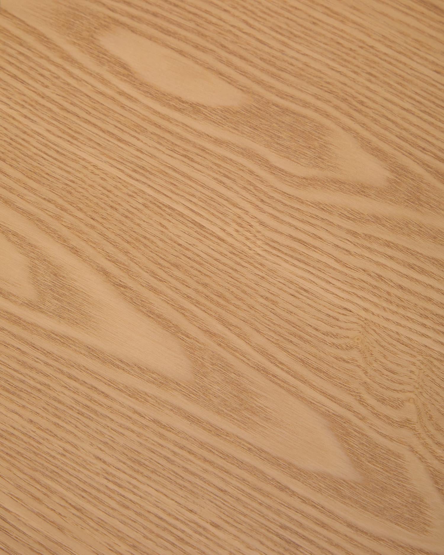 Erleben Sie den eleganten quadratischen Tisch Indara von Kave Home, aus hochwertigem Eschefurnier und massivem Kautschukholz, perfekt für gesellige Runden.