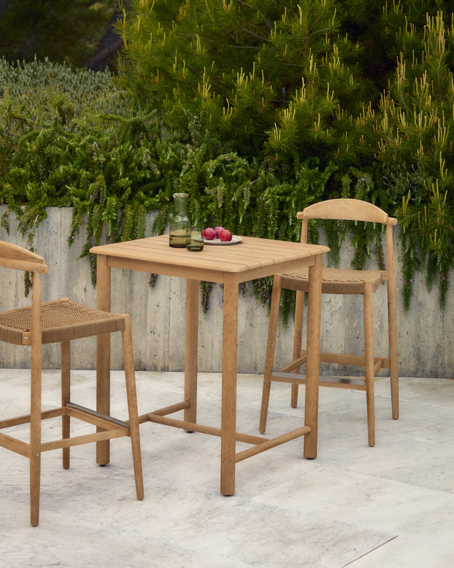 Entdecken Sie den eleganten Tisch Sori aus FSC-zertifiziertem Akazienholz. Ideal für Garten und Terrasse, 78 x 78 cm, robust und nachhaltig.