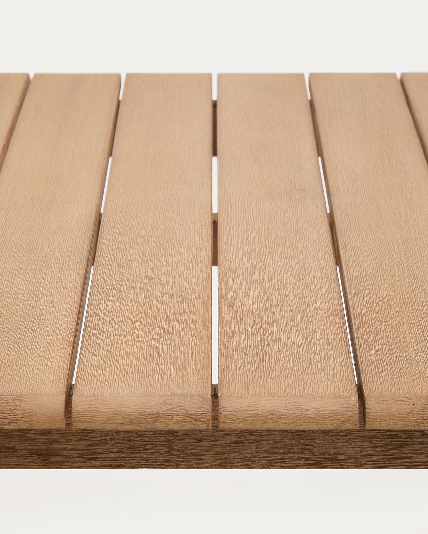 Genießen Sie stilvolle Momente im Freien mit dem robusten Tisch Sori aus FSC-zertifiziertem Akazienholz. Nachhaltig, langlebig und einzigartig im Design.