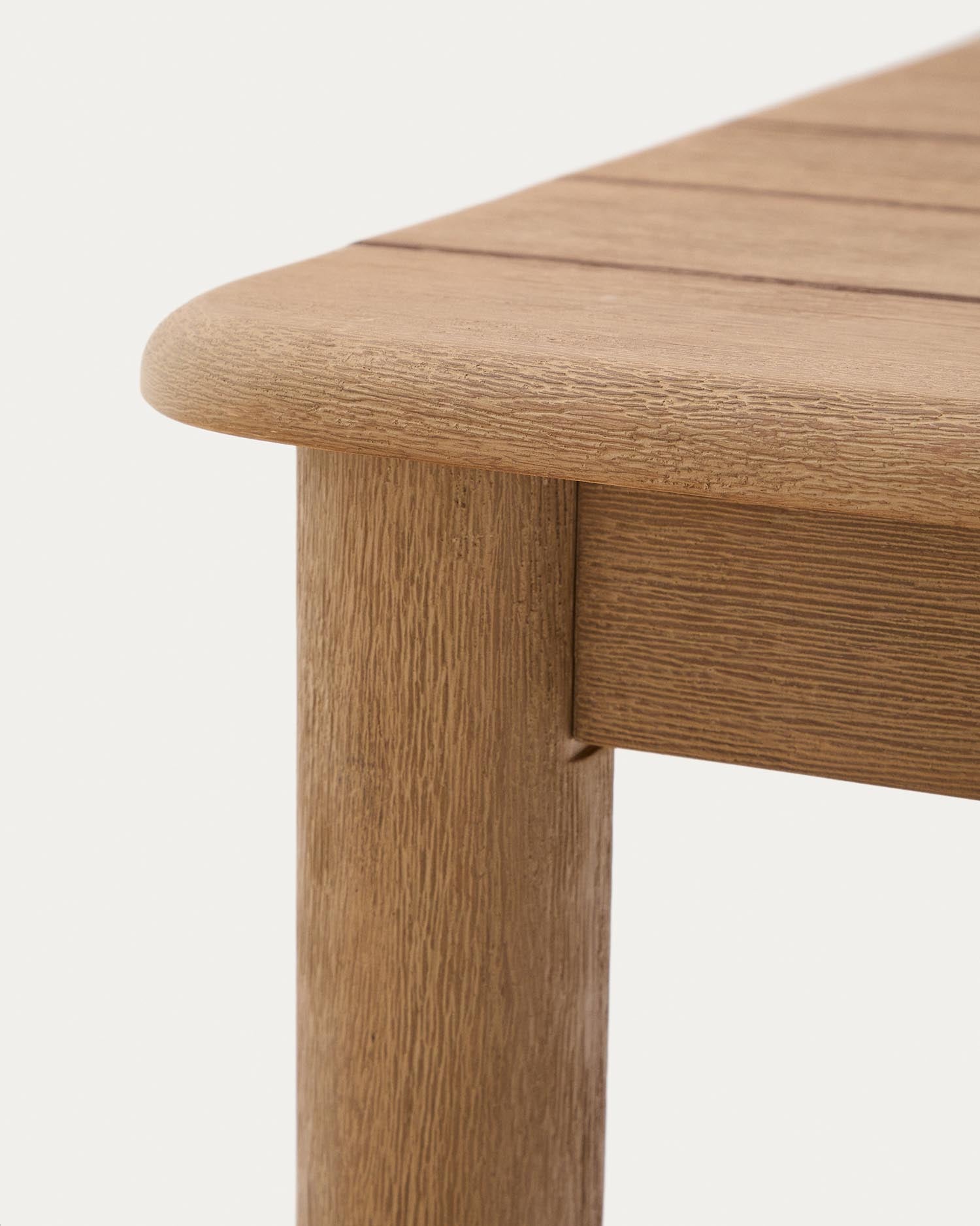 Verleihen Sie Ihrem Garten mit dem Tisch Sori aus massivem Akazienholz einen Hauch von Eleganz. FSC-zertifiziert, robust und pflegeleicht.