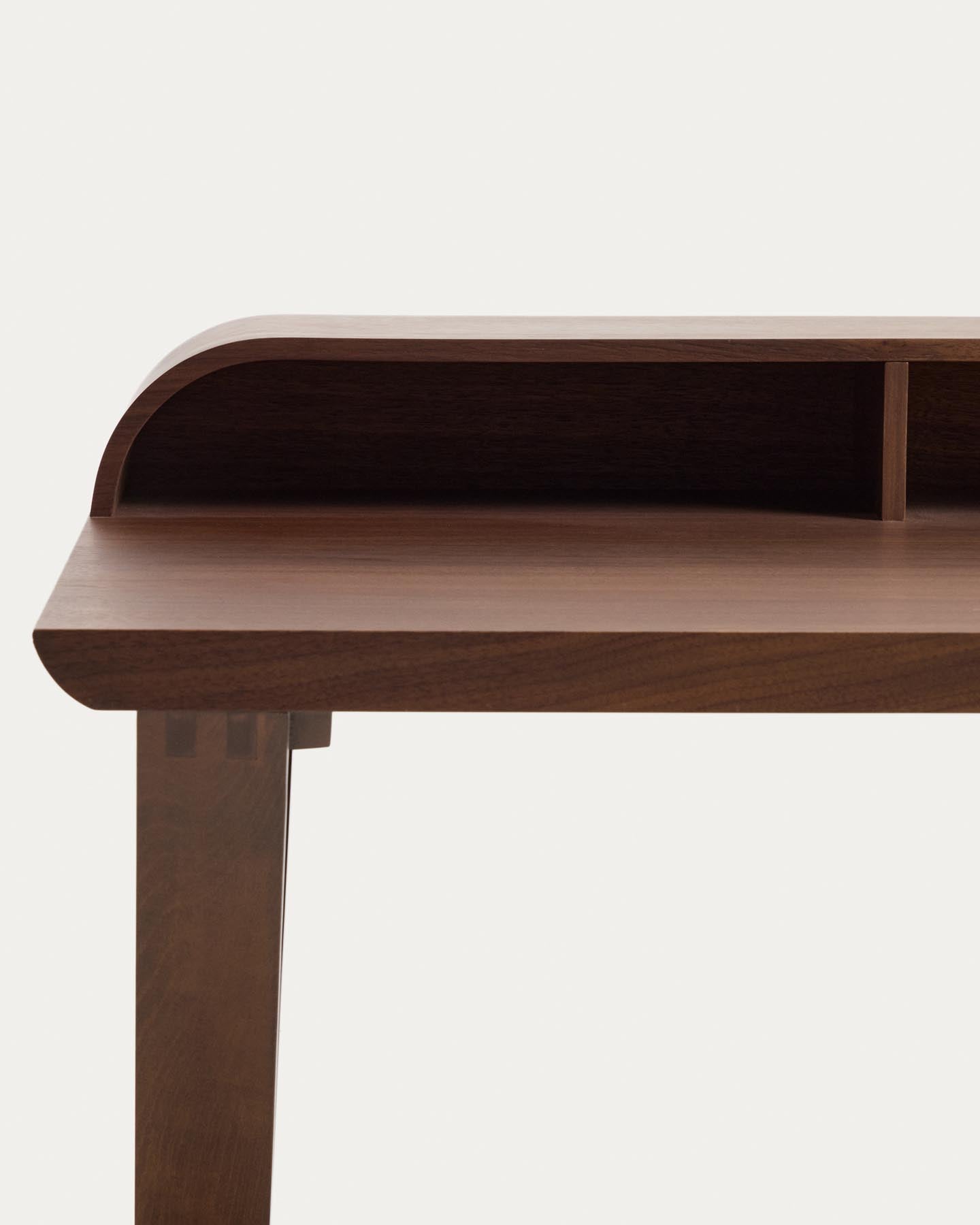 Schreibtisch Dilare aus Nussbaumfurnier, 120 x 85 cm in Dunkelbraun präsentiert im Onlineshop von KAQTU Design AG. Schreibtisch ist von Kave Home