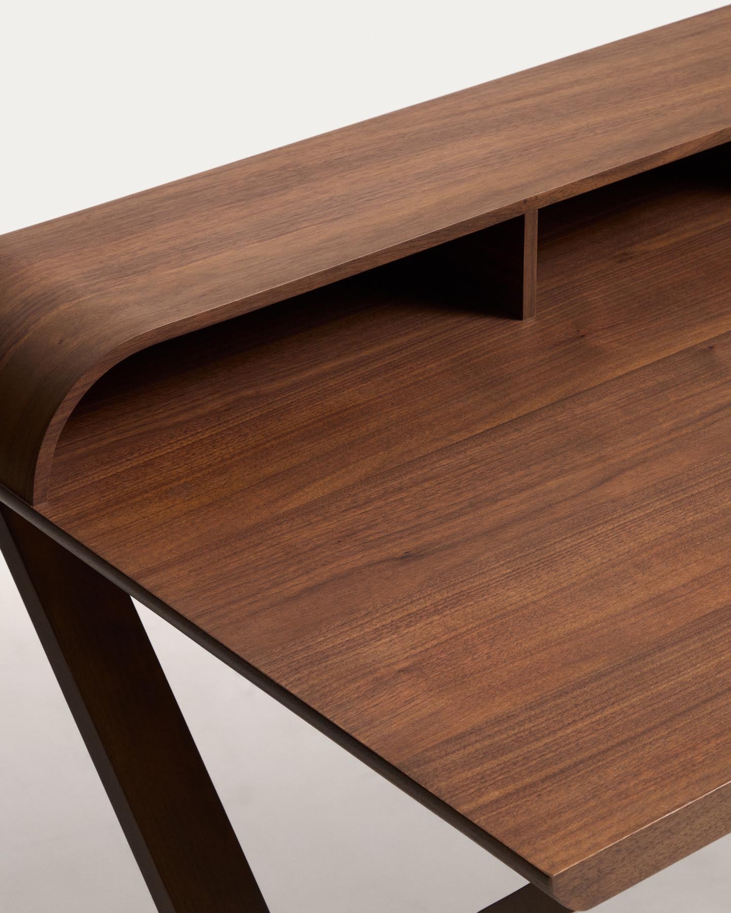 Schreibtisch Dilare aus Nussbaumfurnier, 120 x 85 cm in Dunkelbraun präsentiert im Onlineshop von KAQTU Design AG. Schreibtisch ist von Kave Home