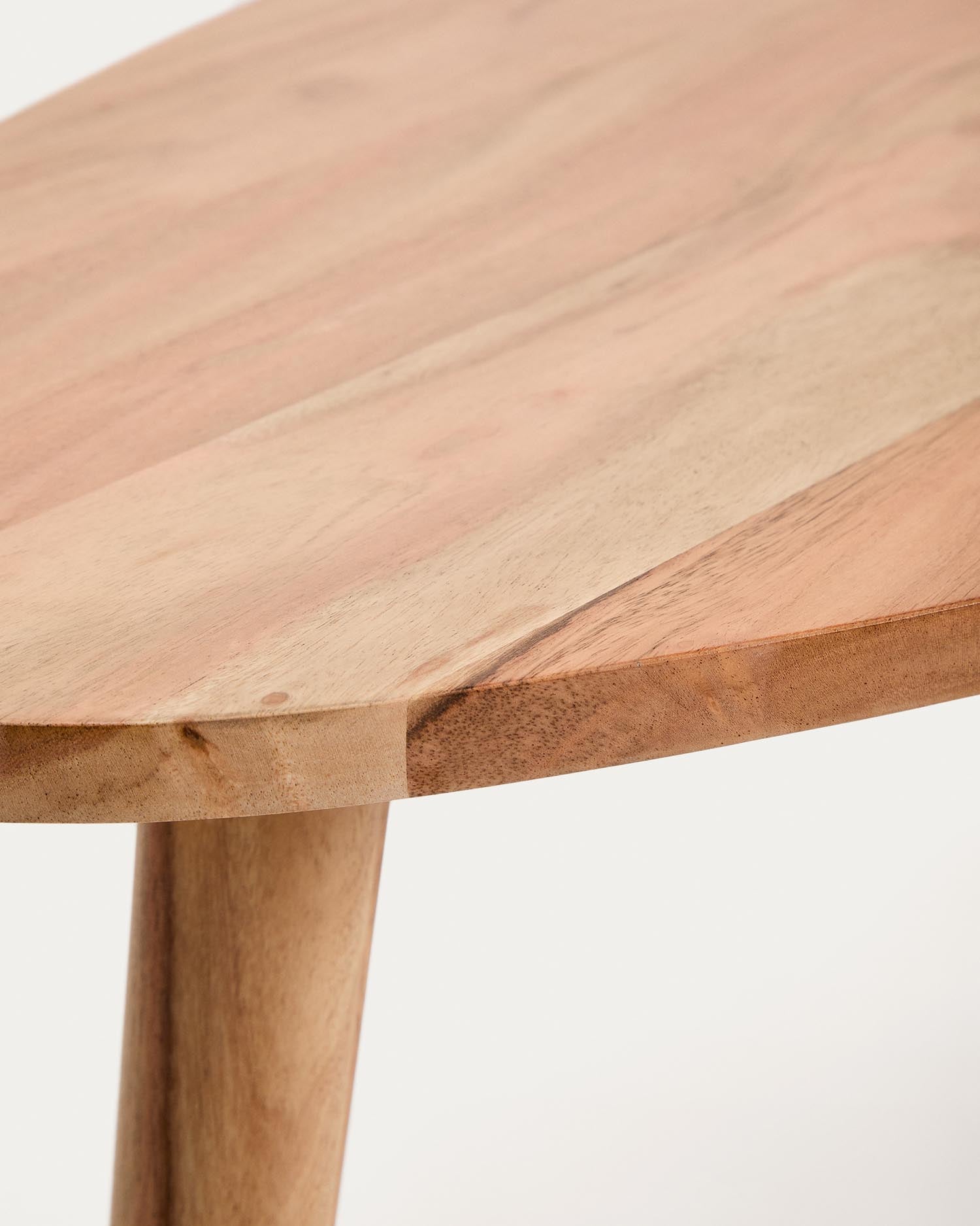 Der Couchtisch Duvani aus massivem Akazienholz mit gebleichtem Finish bringt skandinavische Eleganz und Vielseitigkeit in Ihr Zuhause. Ideal für stilvolle Akzente!