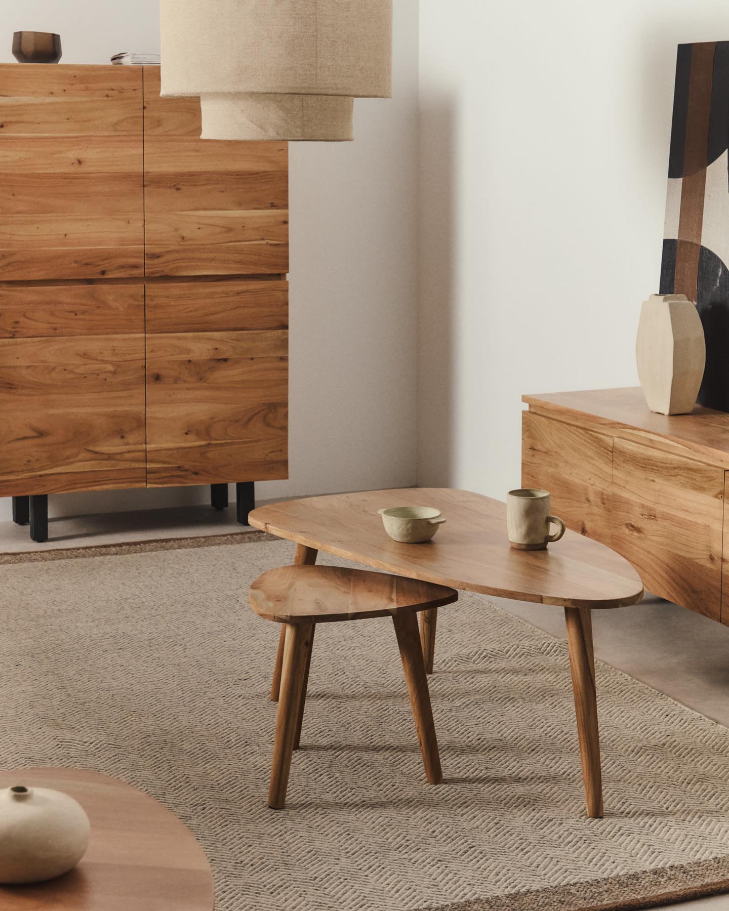 Entdecken Sie den eleganten Couchtisch Duvani aus massivem Akazienholz mit gebleichtem Finish. Ideal für stilvolle Wohnzimmer.