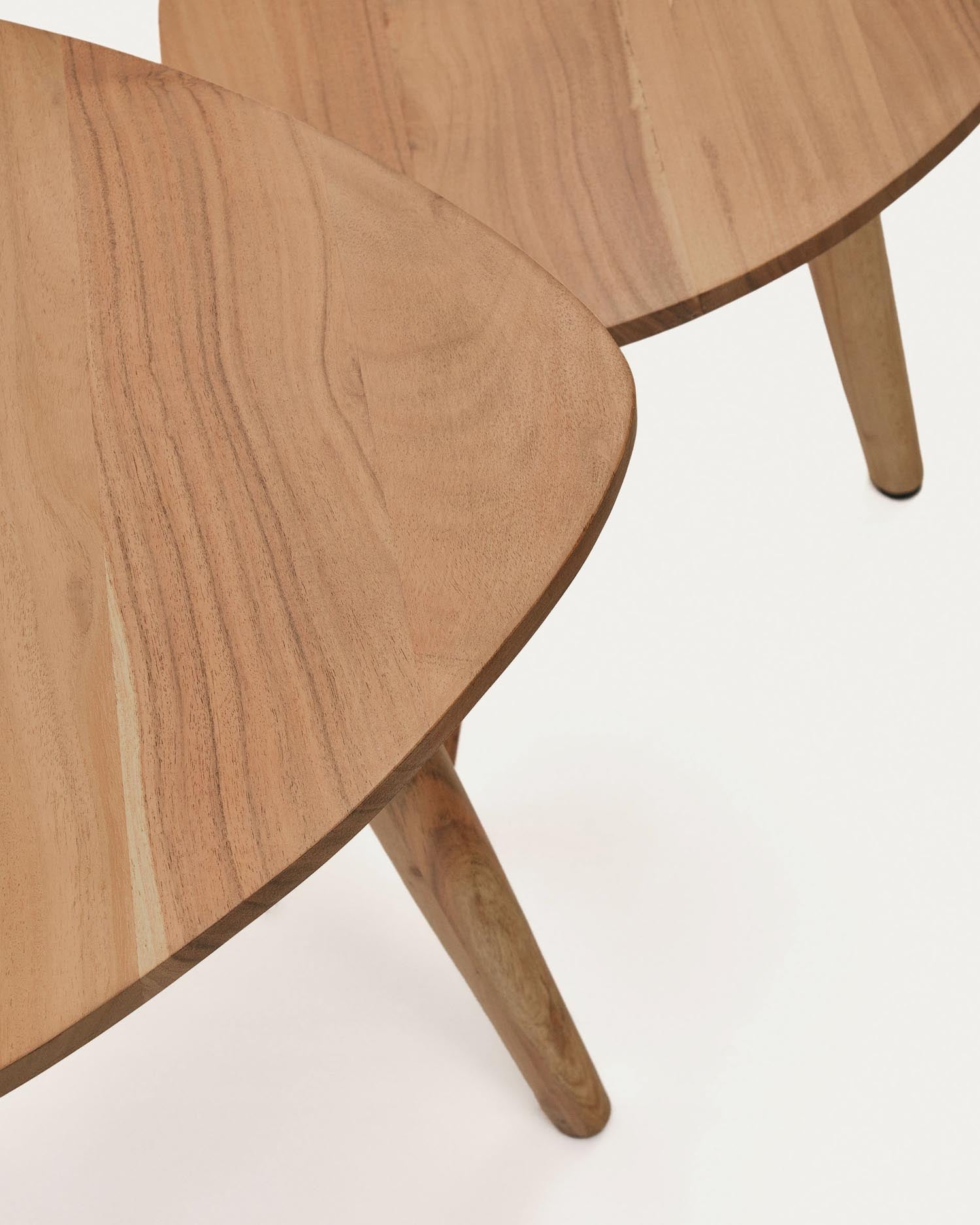 Entdecken Sie das 2er-Set Beistelltische Duvani aus robustem Akazienholz mit elegantem gebleichten Finish – ideal für stilvolle Akzente in Ihrem Zuhause!