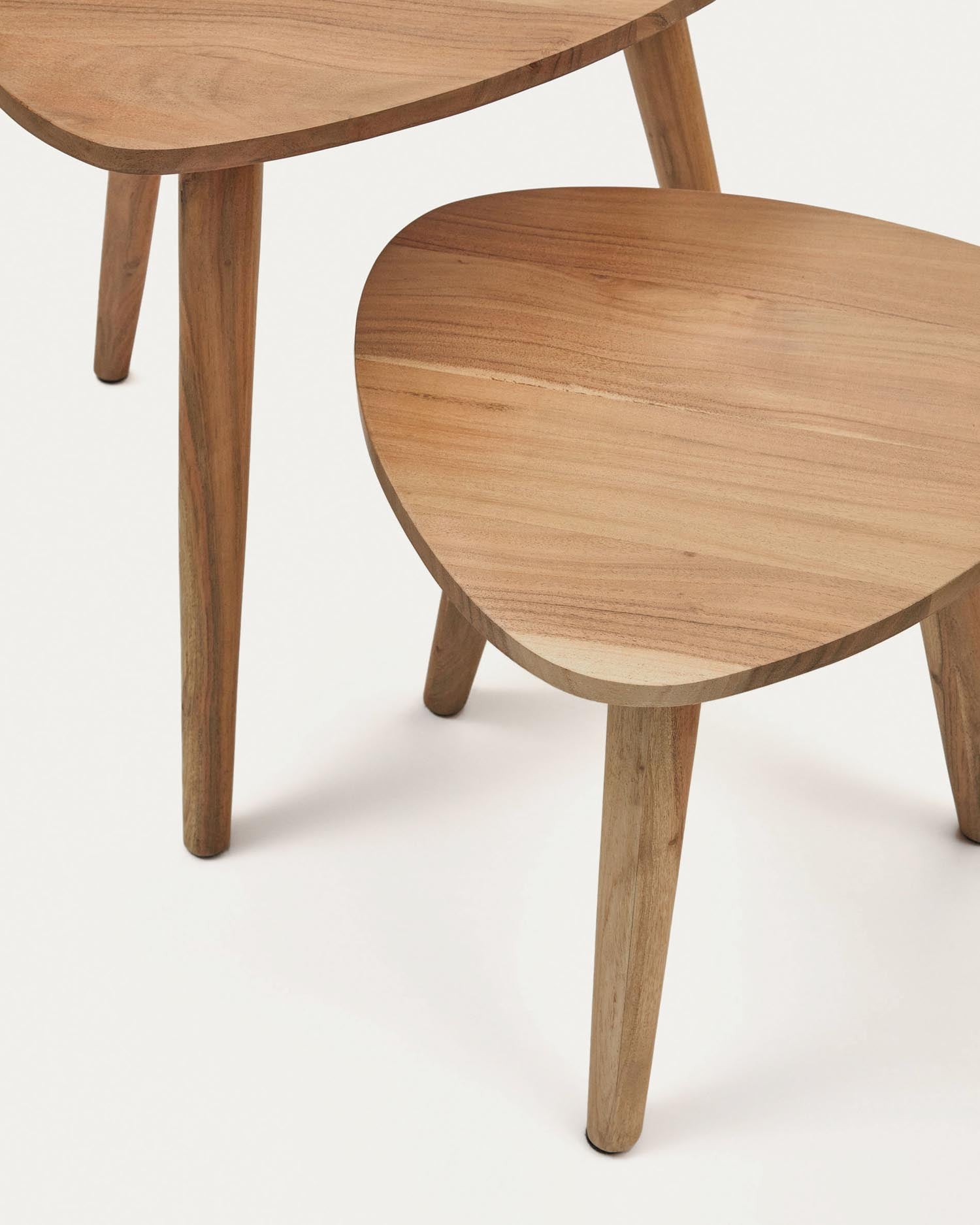 Verleihen Sie Ihrem Wohnraum mit dem 2er-Set Beistelltische Duvani aus massivem Akazienholz und modernem gebleichten Finish einen Hauch skandinavischer Eleganz!