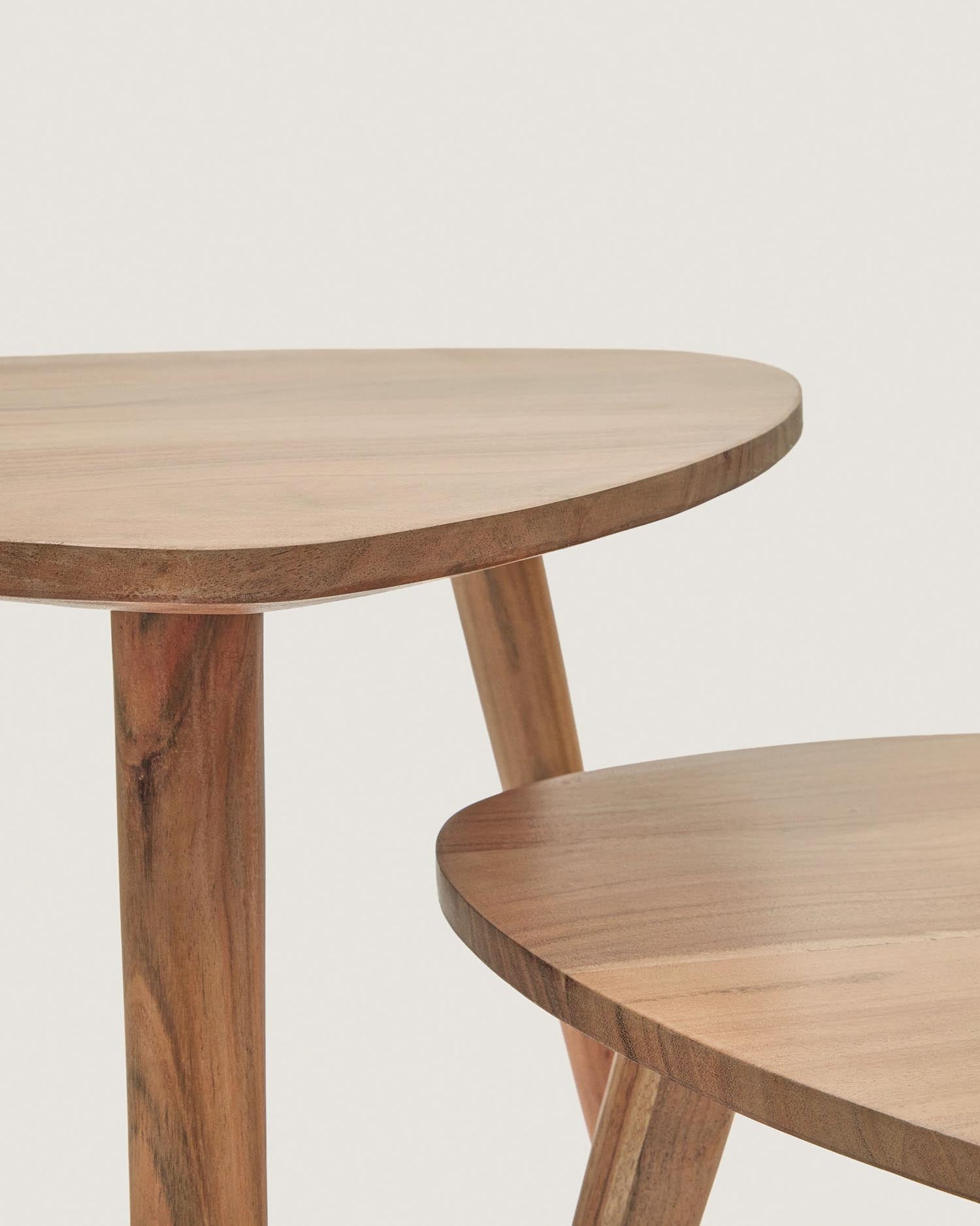 Entdecken Sie die stilvollen Beistelltische Duvani aus massivem Akazienholz mit gebleichtem Finish – perfekte Kombination aus Funktionalität und skandinavischem Design!