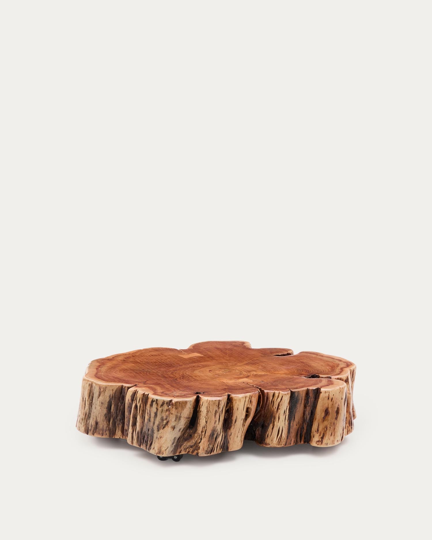 Couchtisch Tavine aus massivem Akazienholz mit gebleichtem Finish und Rollen Ø 65 cm in Beige präsentiert im Onlineshop von KAQTU Design AG. Beistelltisch ist von Kave Home