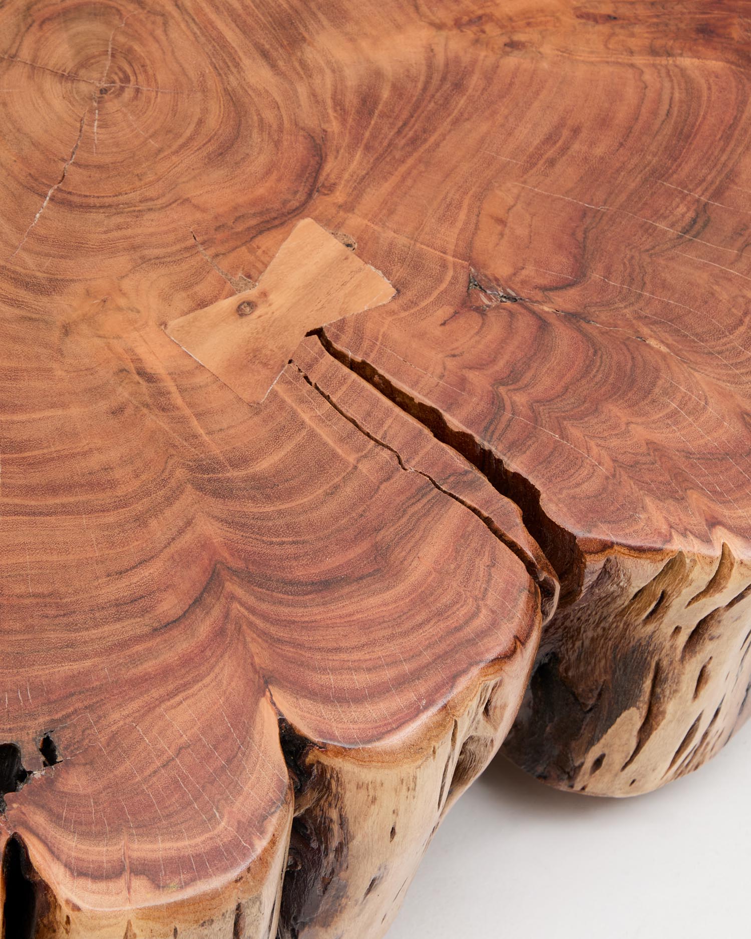 Erleben Sie den stilvollen Couchtisch Tavine aus massivem Akazienholz. Mit gebleichtem Finish und praktischen Rollen ist er ein echter Blickfang!