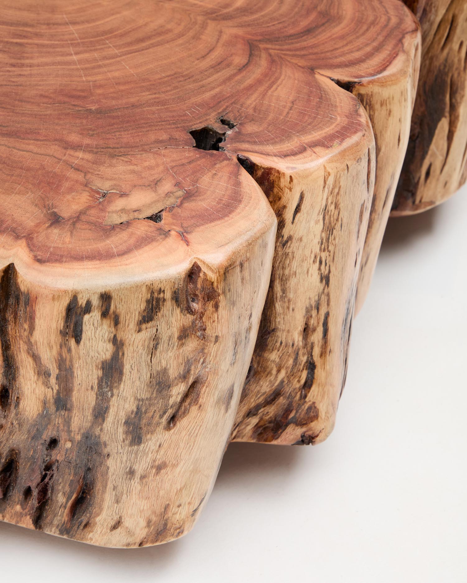 Entdecken Sie den einzigartigen Couchtisch Tavine aus massivem Akazienholz. Mit seinem gebleichten Finish und praktischen Rollen bringt er Stil und Funktionalität in Ihr Zuhause.