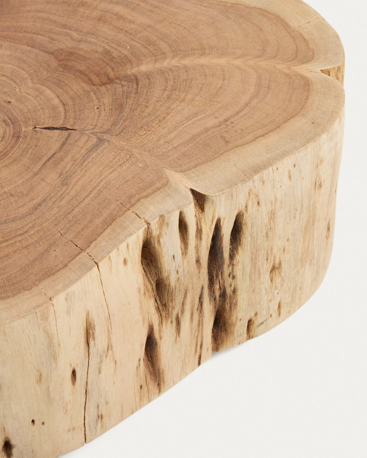 Couchtisch Tavine aus massivem Akazienholz mit gebleichtem Finish und Rollen Ø 65 cm in Beige präsentiert im Onlineshop von KAQTU Design AG. Couchtisch ist von Kave Home