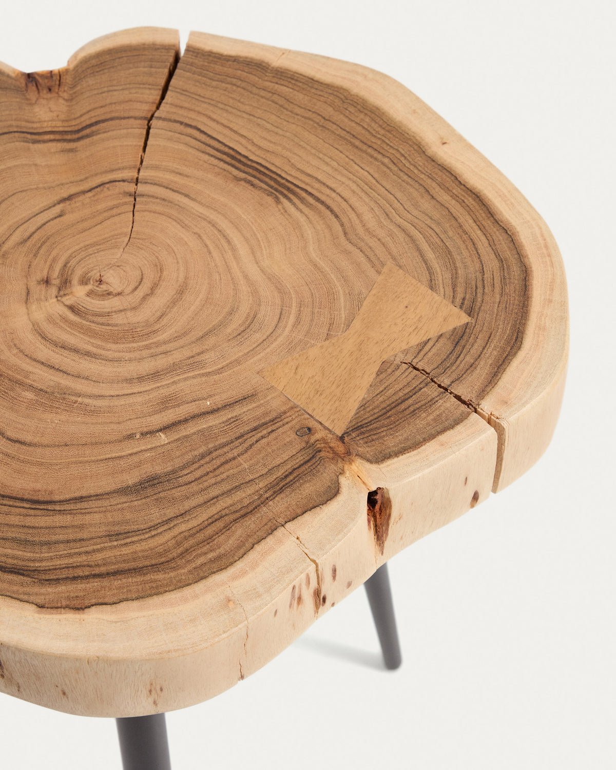 Beistelltisch Tanive aus massivem Akazienholz mit gebleichtem Finish und schwarzen Stahlbeinen Ø 35 cm in Natur, Schwarz präsentiert im Onlineshop von KAQTU Design AG. Beistelltisch ist von Kave Home