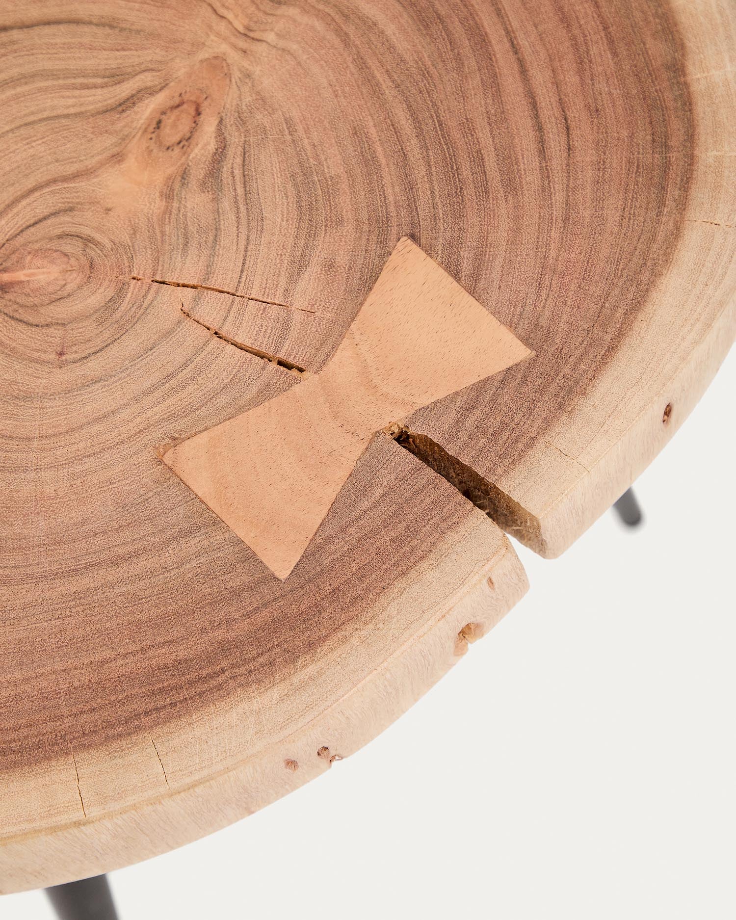 Erleben Sie den Beistelltisch Tanive: Ein Unikat aus massivem Akazienholz mit stilvollem gebleichtem Finish und robusten Stahlbeinen – ideal für jedes Zuhause!