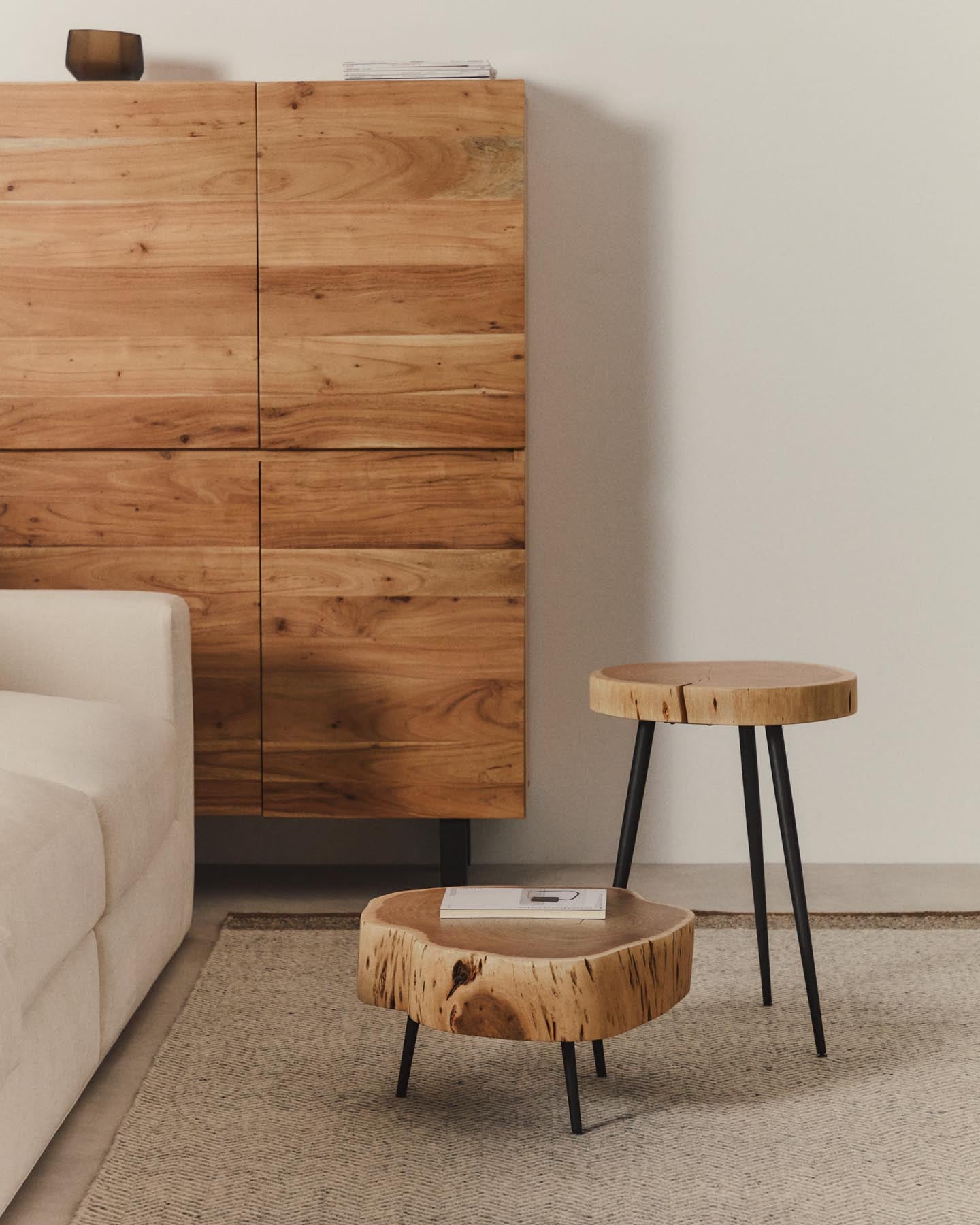 Entdecken Sie den Beistelltisch Tanive aus massivem Akazienholz mit elegantem gebleichtem Finish und stilvollen schwarzen Stahlbeinen. Ein einzigartiges Design für Ihr Zuhause!