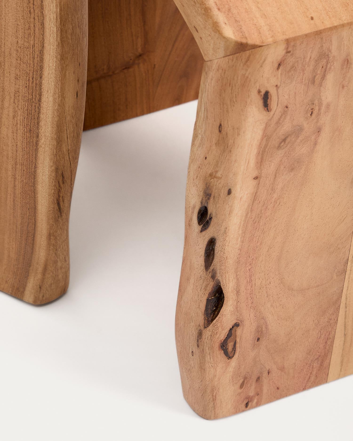 Entdecken Sie die stilvollen Beistelltische Lomiri aus massivem Akazienholz mit elegantem gebleichtem Finish – ideal für jedes Zuhause.