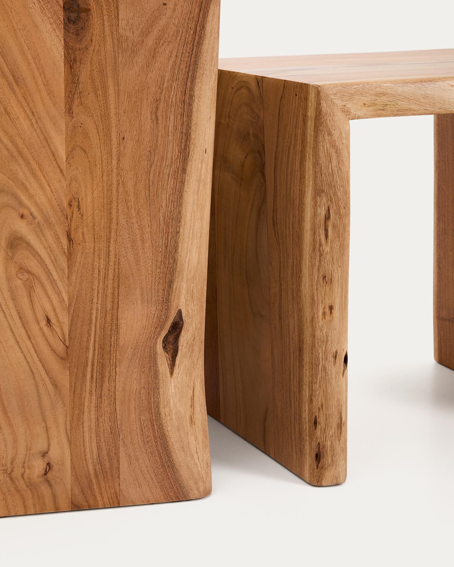 Verleihen Sie Ihrem Raum mit dem 2er-Set Beistelltische Lomiri aus robustem Akazienholz und modernem gebleichtem Finish einen Hauch von Eleganz.