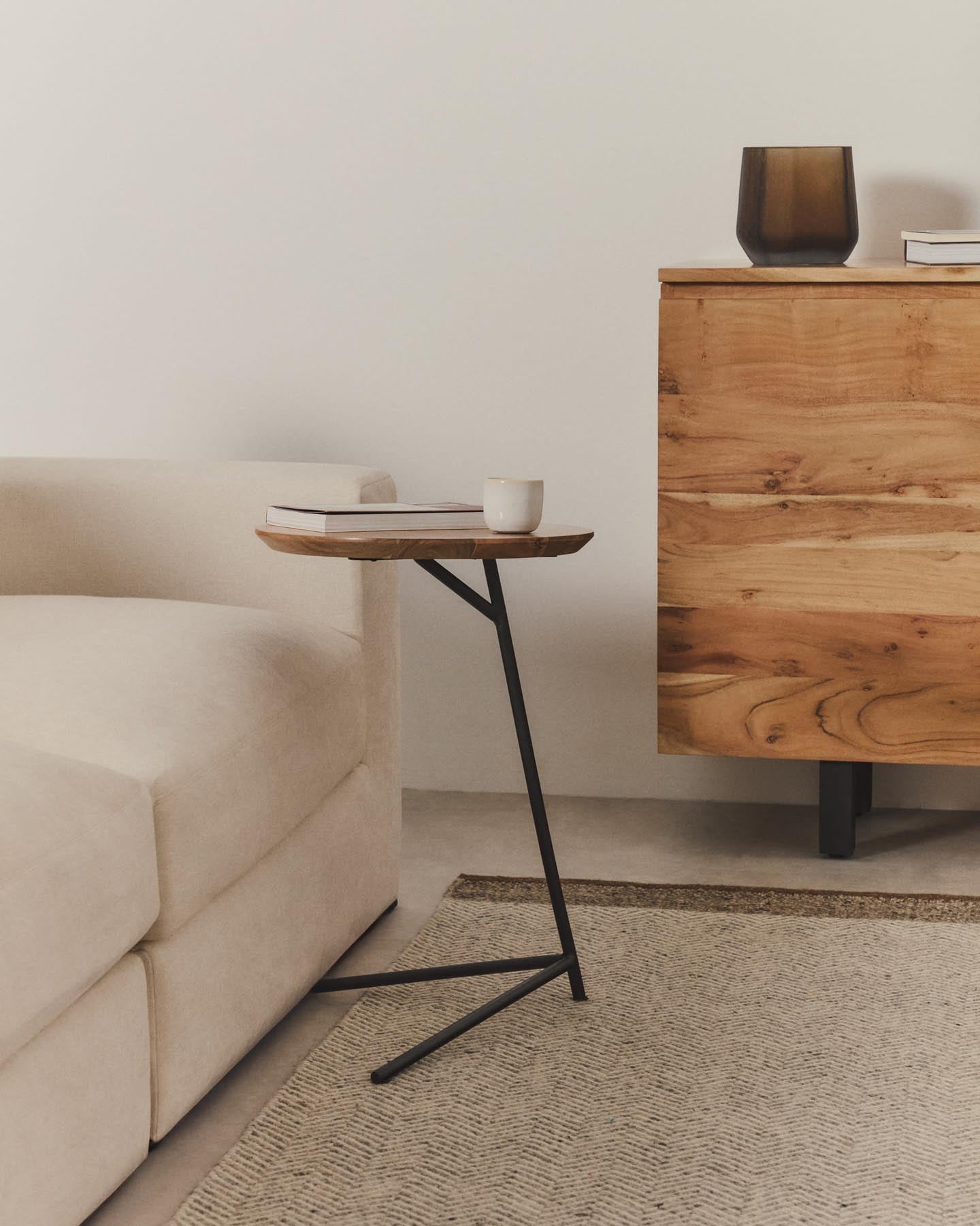 Verleihen Sie Ihrem Wohnraum mit den stilvollen Beistelltischen Vintara aus robustem Akazienholz und modernem Design einen Hauch von Eleganz.