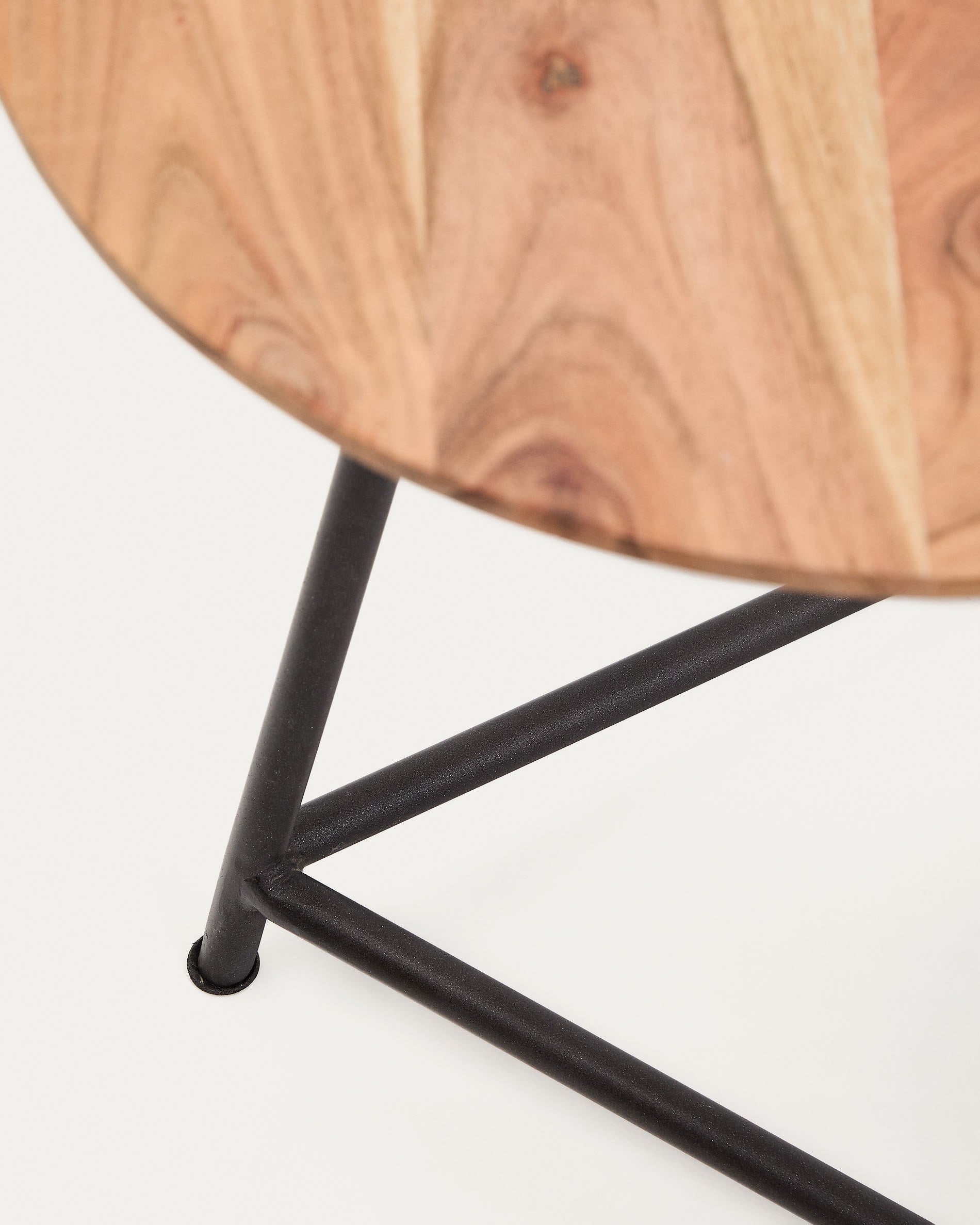 Verleihen Sie Ihrem Zuhause mit den stilvollen Beistelltischen Vintara aus massivem Akazienholz und elegantem gebleichten Finish einen modernen Touch.