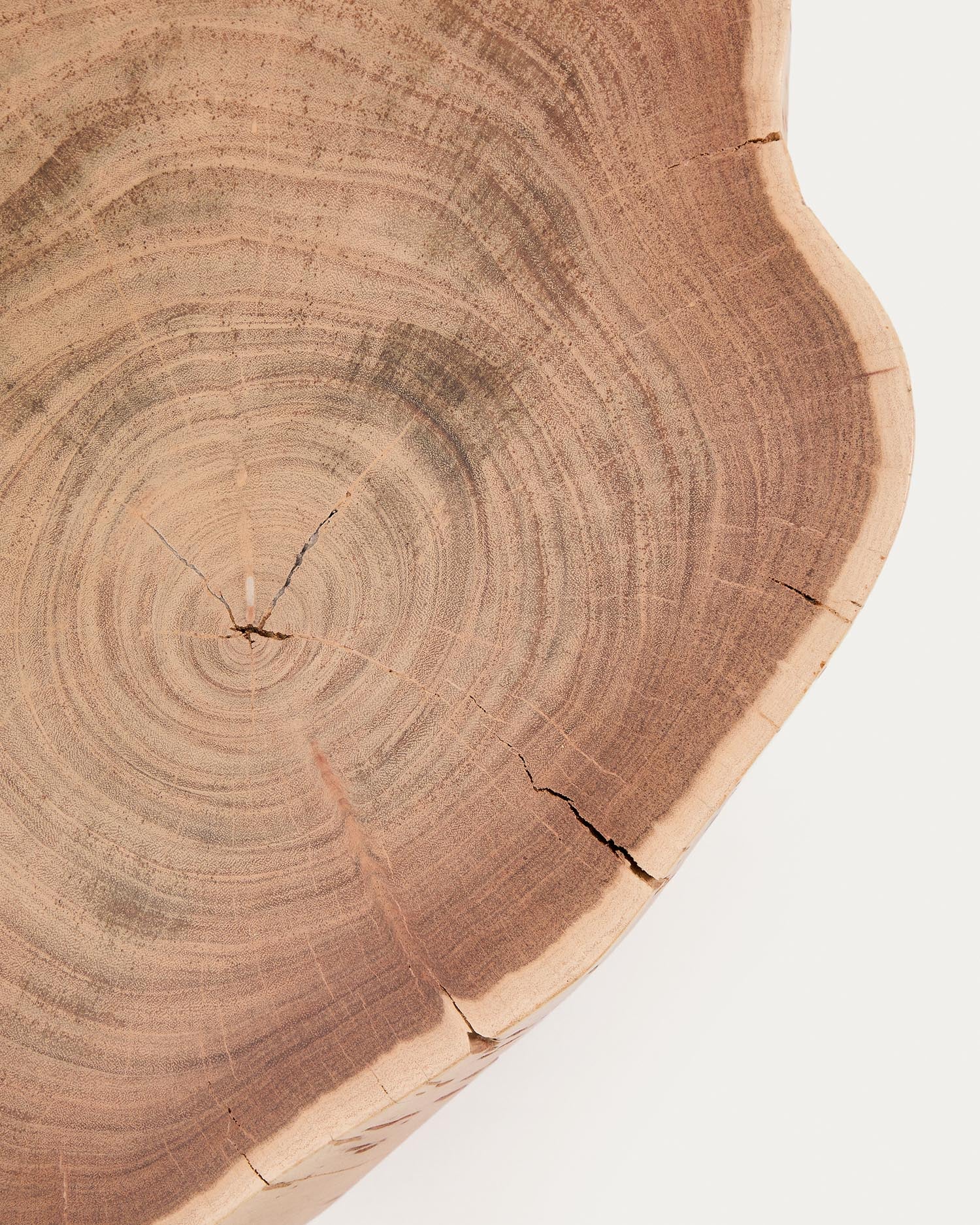 Entdecken Sie den Tavine Couchtisch aus massivem Akazienholz mit elegantem gebleichten Finish und stabilen schwarzen Stahlbeinen – ein stilvolles Highlight für Ihr Wohnzimmer.