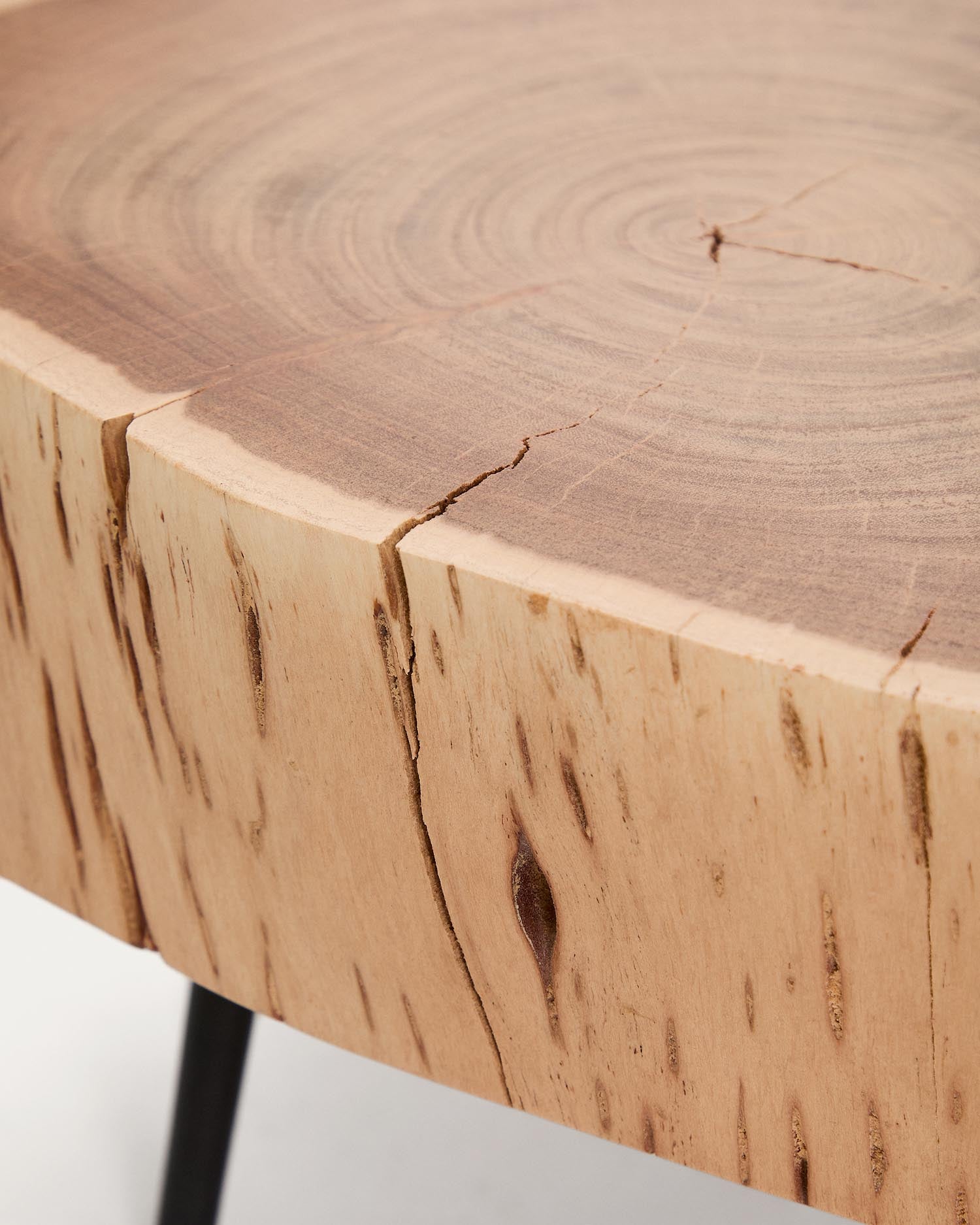 Erleben Sie den einzigartigen Couchtisch Tavine aus robustem Akazienholz mit gebleichtem Finish und modernen Stahlbeinen – ein echter Blickfang für Ihr Zuhause.