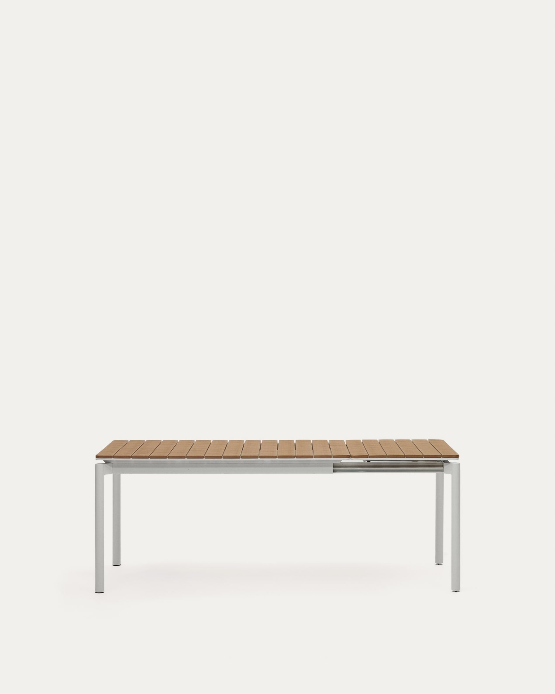 Entdecken Sie den eleganten, ausziehbaren Canyelles Tisch von Kave Home. Robustes Polyholz und Aluminium vereinen Stil und Funktionalität für Ihren Garten.